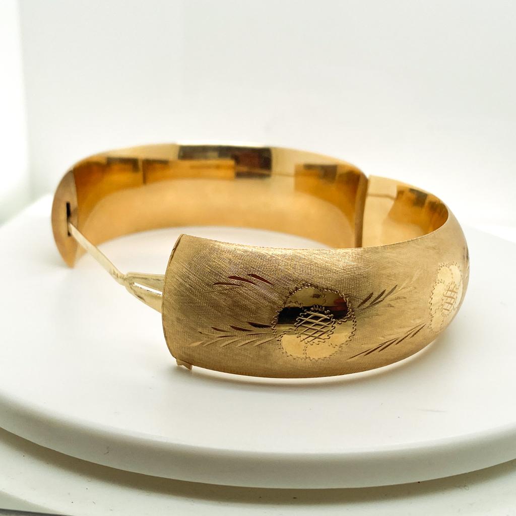 Floral Wide Bangle Bracelet Engraved Florentine Texture 14K Yellow Gold In New Condition For Sale In Austin, TX