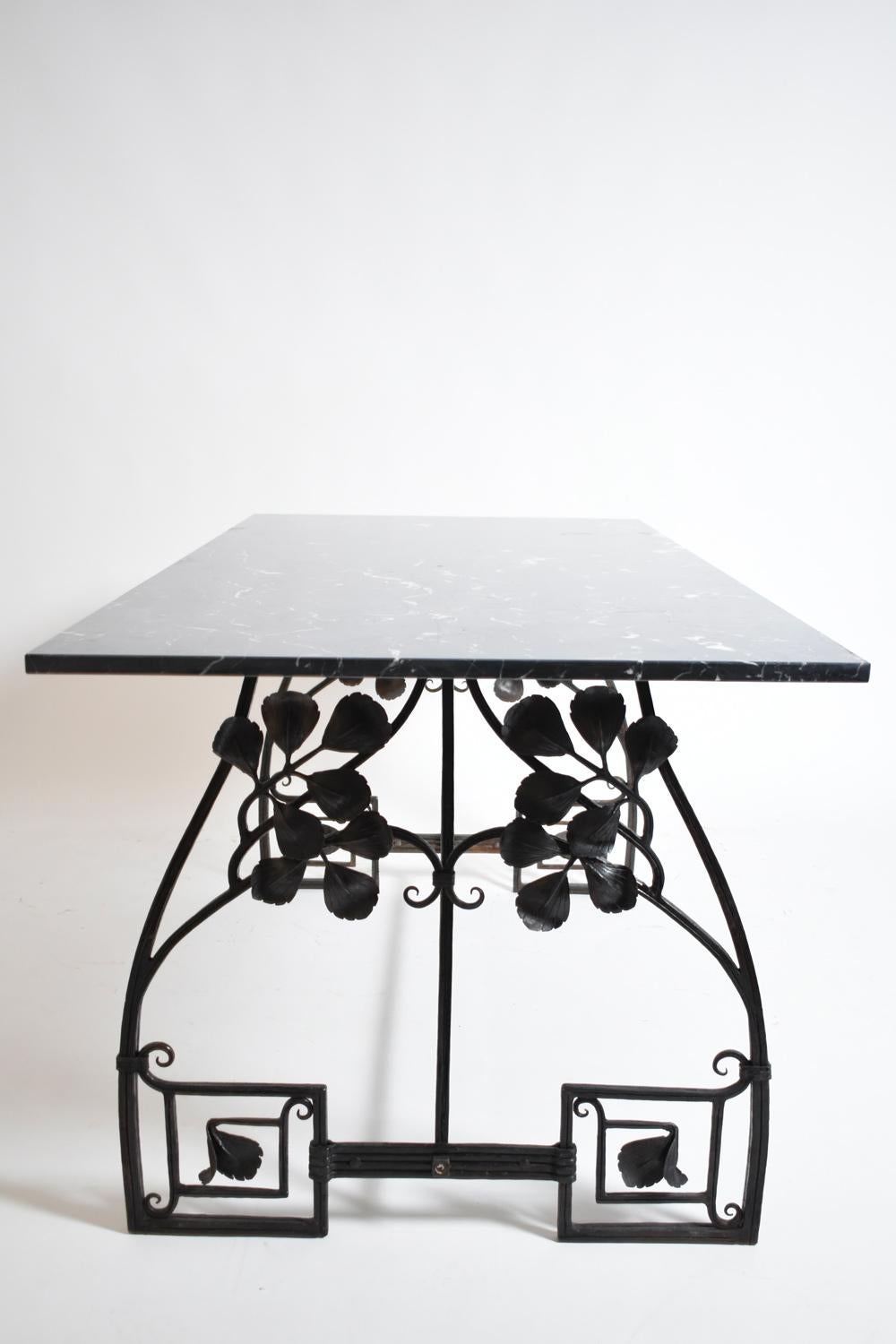 Table console, bureau ou table de salle à manger en fer forgé floral avec un plateau en marbre noir. Espagne, années 1960.