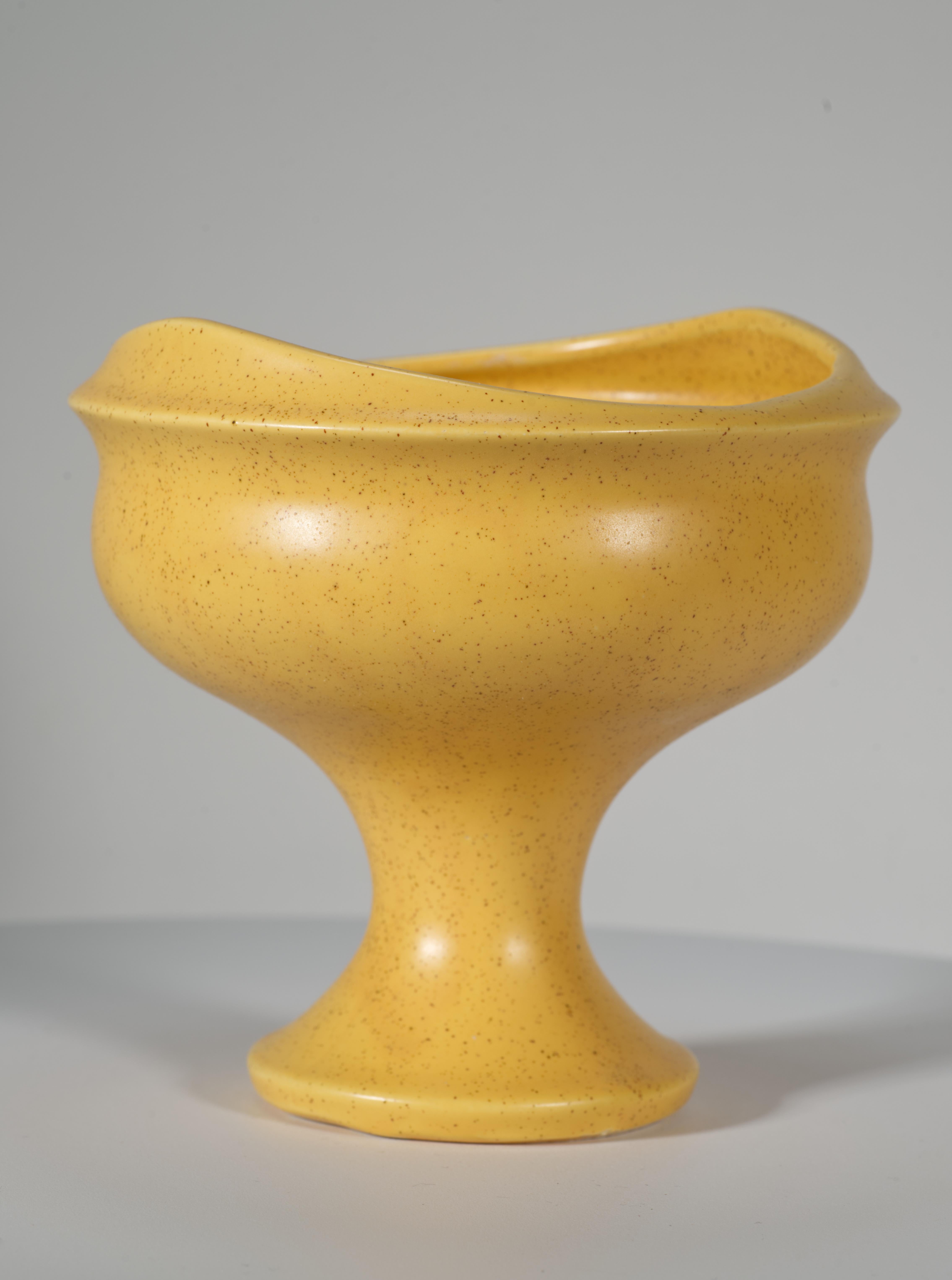  Ce vase ou jardinière sculptural vintage en forme d'urne a été fabriqué par McCoy Pottery dans le cadre de la série Floraline, vendue exclusivement aux fleuristes dans les années 1960. La riche couleur jaune beurre est la caractéristique principale