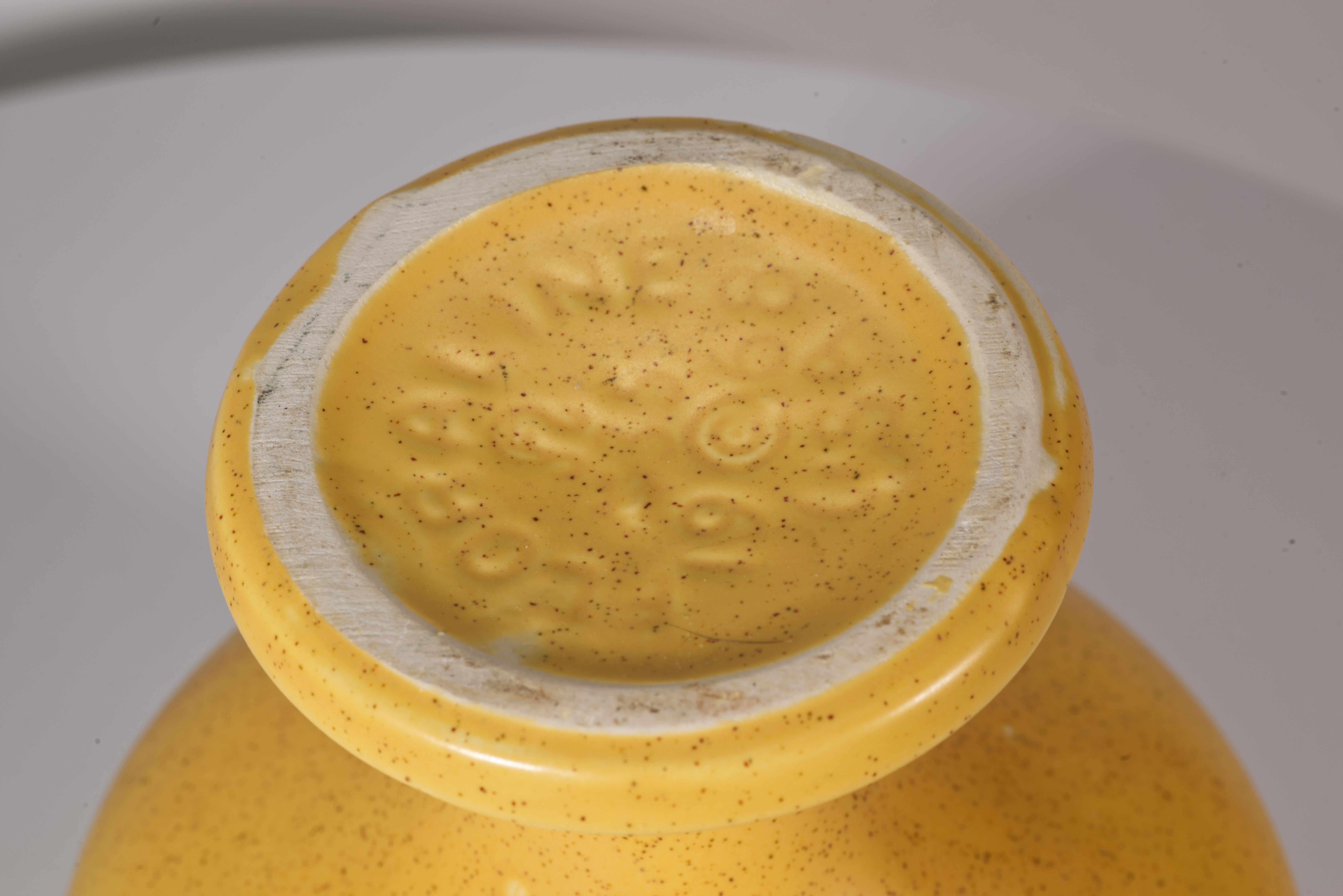 Fait main Jardinière, urne ou vase moderniste jaune Floraline par McCoy Pottery, 1968 en vente