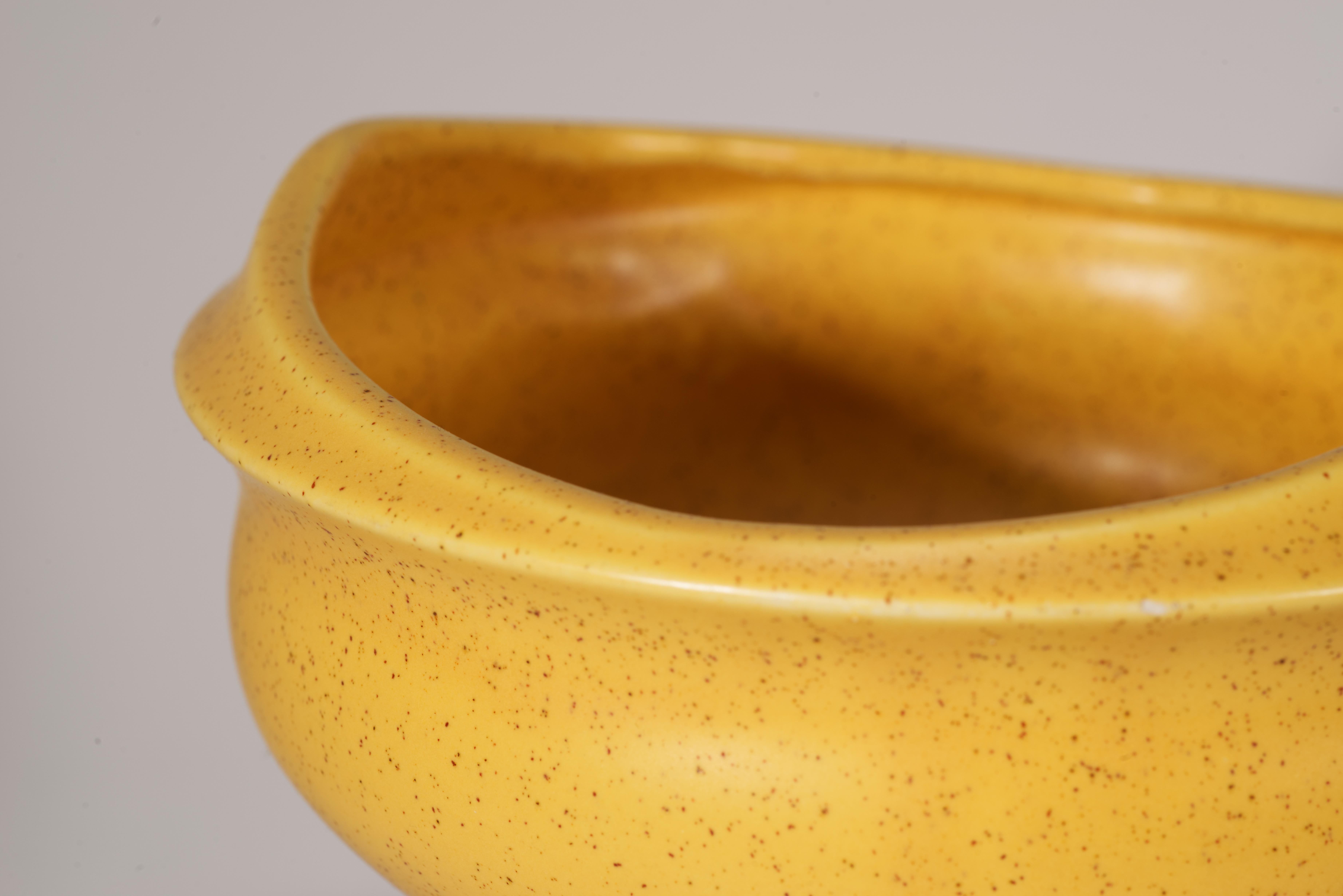 Jardinière, urne ou vase moderniste jaune Floraline par McCoy Pottery, 1968 Bon état - En vente à Clifton Springs, NY