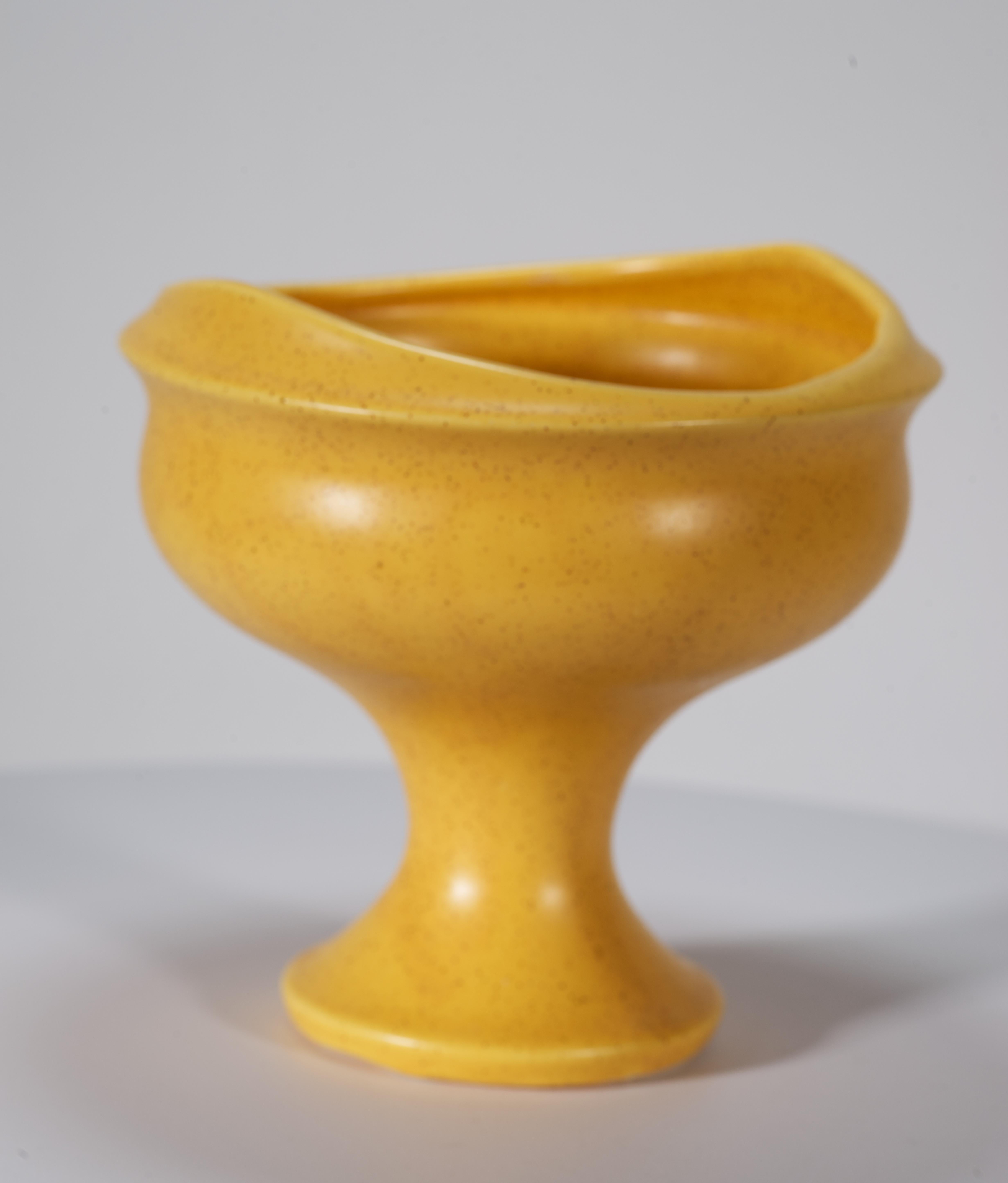 Milieu du XXe siècle Jardinière, urne ou vase moderniste jaune Floraline par McCoy Pottery, 1968 en vente