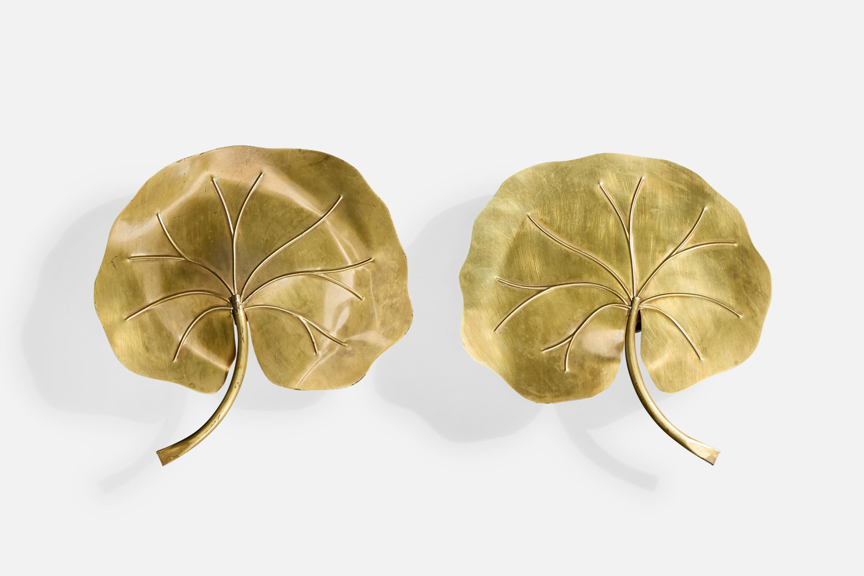 A pair of brass wall lights produced by Florart, France, c. 1970s.

Overall Dimensions (Inches): 11.0