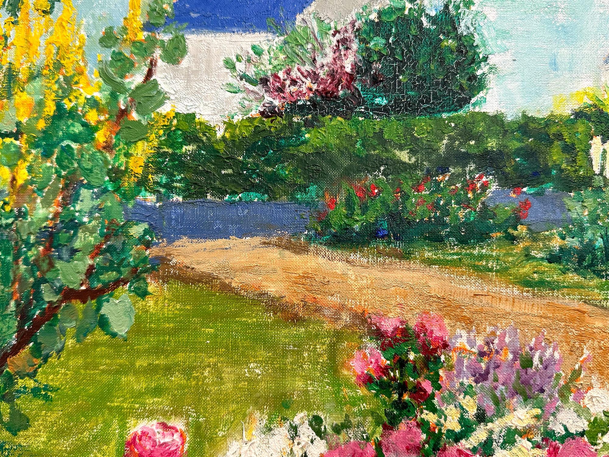 Una splendida rappresentazione di una scena di villaggio con case e cortile con fiori vivaci. Florence Arven è nota soprattutto per i suoi dipinti giocosi e sofisticati, realizzati con un uso massiccio della pittura e una pennellata sporadica ma