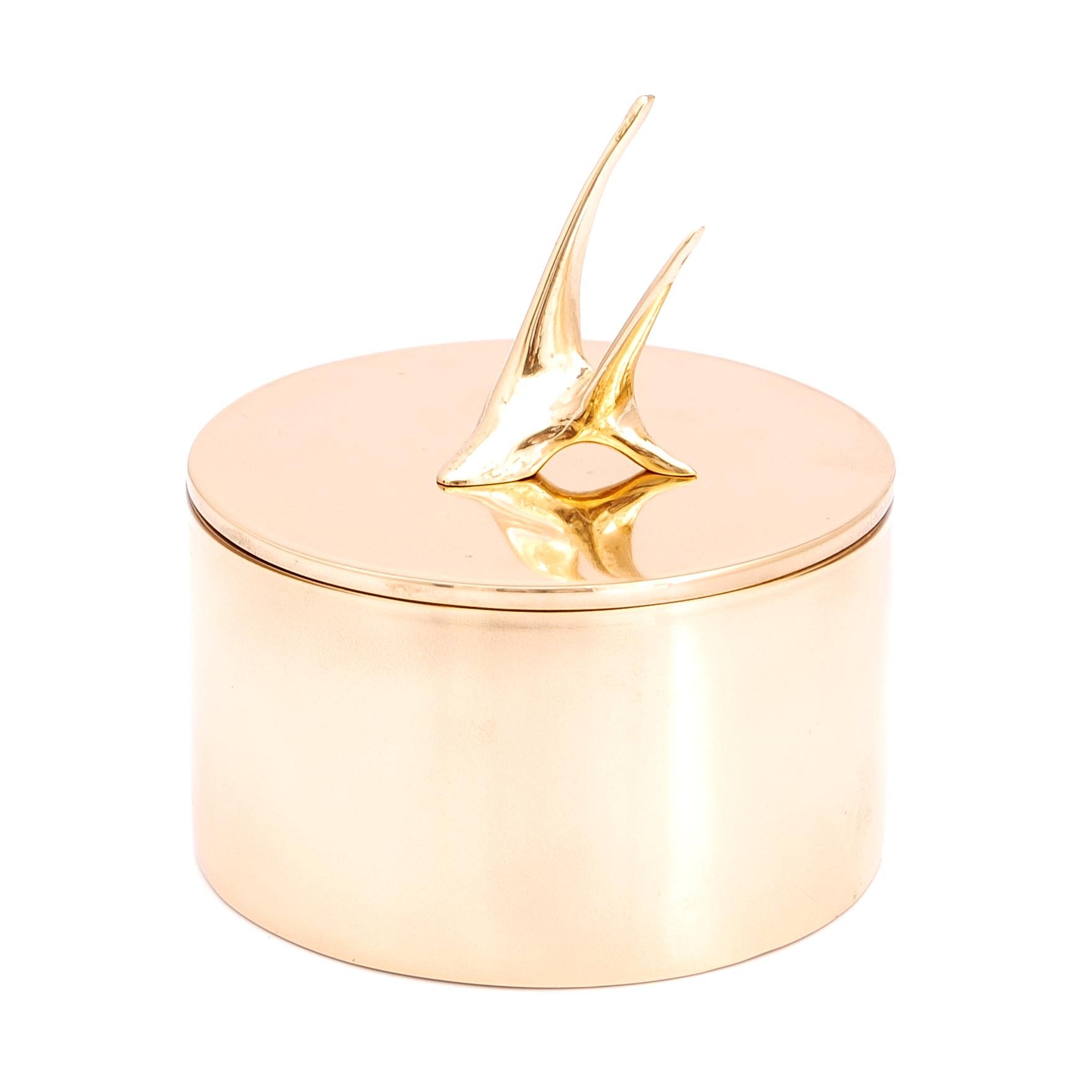 Florence box by Fakasaka Design
Dimensions: W 10 cm D 10 cm H 9 cm.
Materials: polished bronze.

 FAKASAKA is a design company focused on production of high-end furniture, lighting, decorative objects, jewels, and accessories.

 Established in 2007,