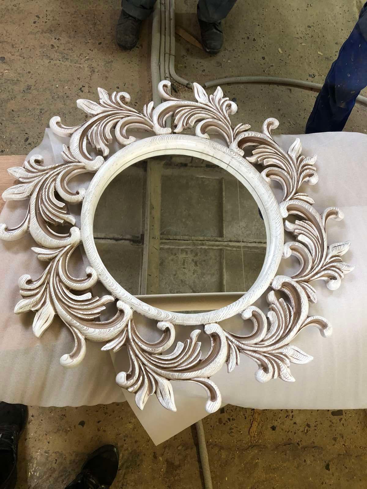 Florence Espejo de madera maciza de fresno blanco tallado Ceniza en venta