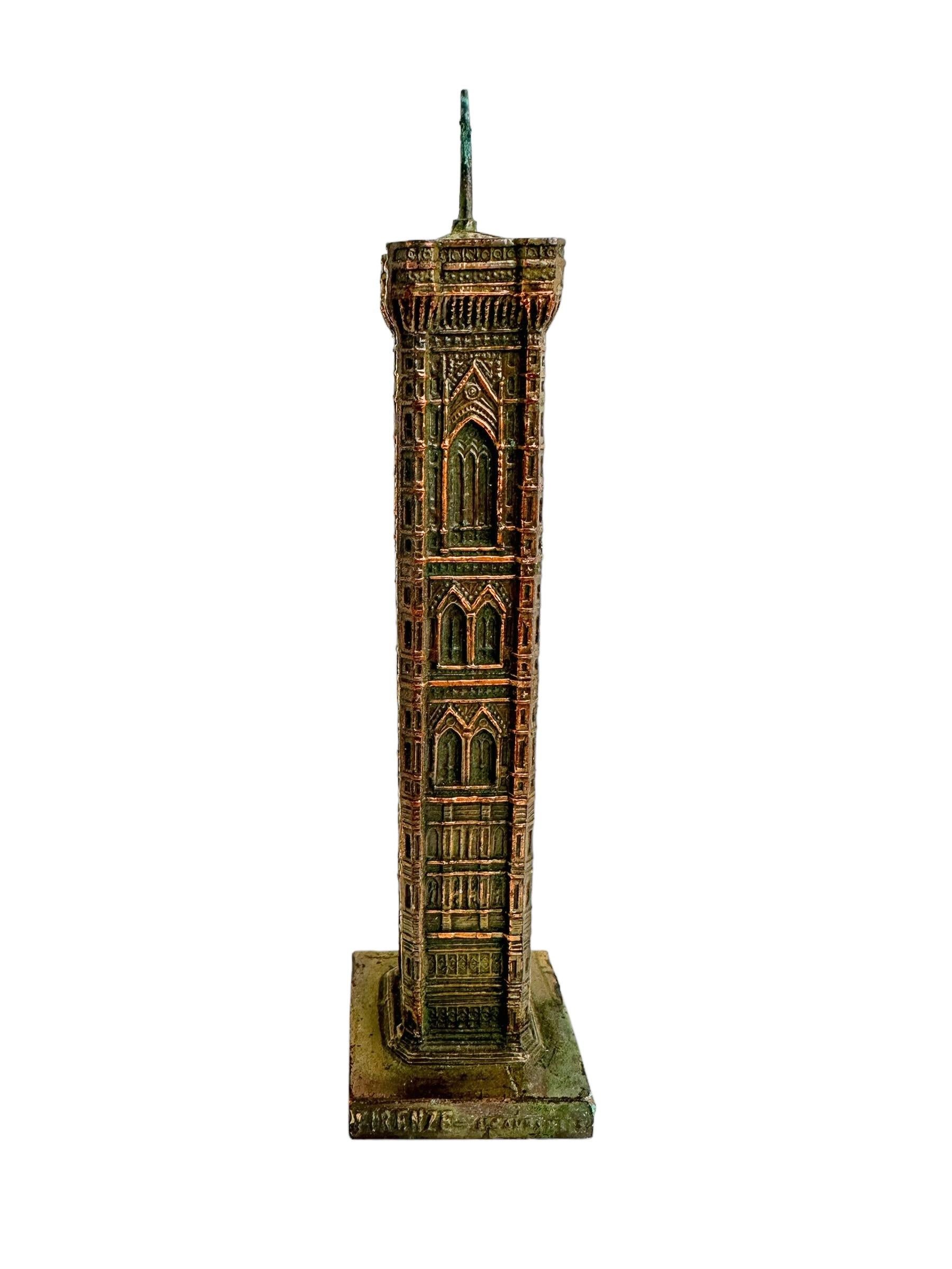 Eine dekorative Bauskulptur als Souvenir. Einige Verschleiß mit einer schönen Patina, aber das ist aufgrund des Alters. Hergestellt aus Metall. Dieser Artikel wurde als Souvenir auf einer Grand Tour in Europa gekauft und wurde wahrscheinlich in den