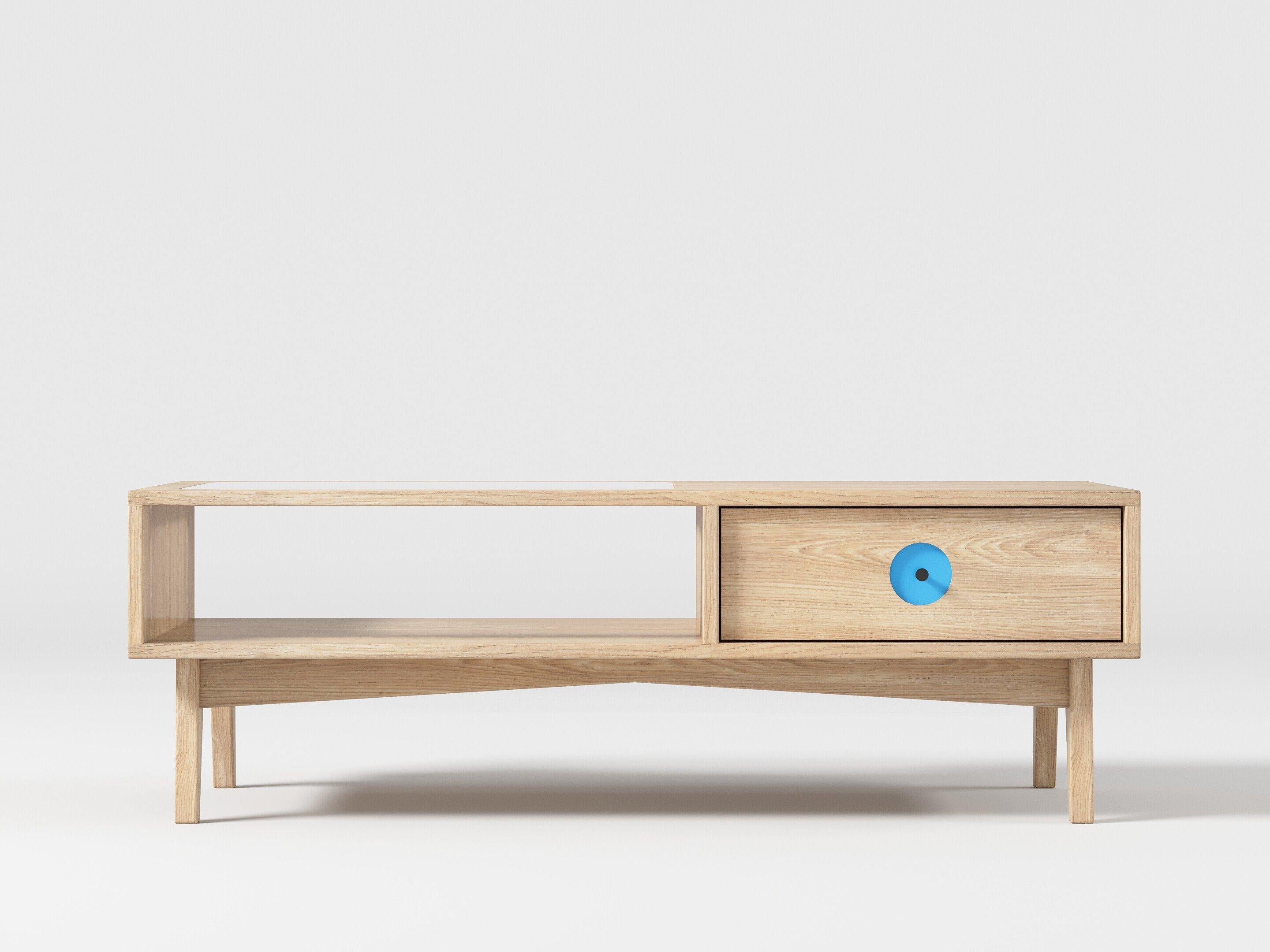 Eleva il tuo spazio vitale con il tavolino Florence. Questo design minimalista è caratterizzato da linee pulite, curve organiche e gambe affusolate che esemplificano l'essenza dell'estetica di metà secolo.

Realizzato interamente in legno massiccio