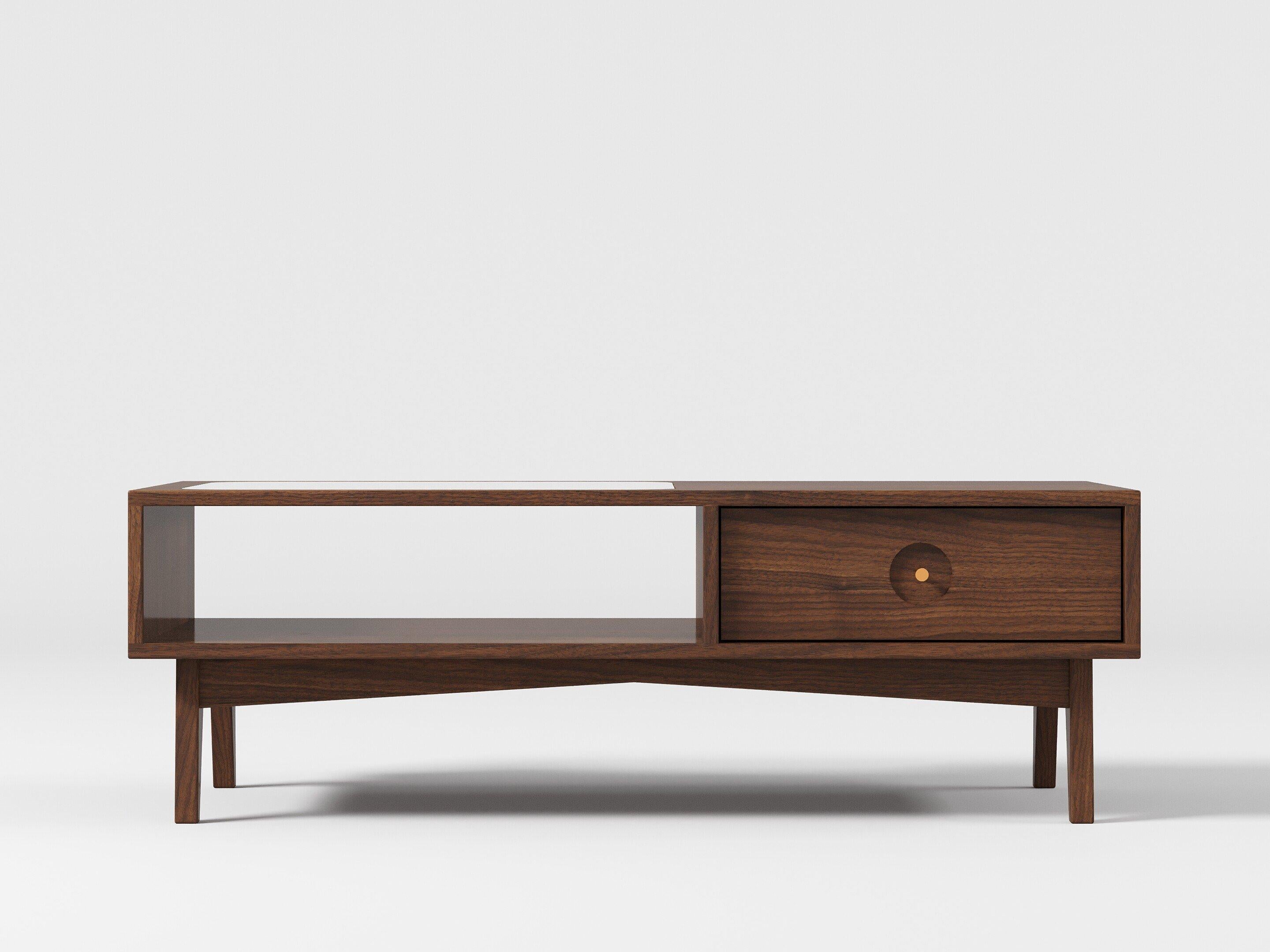 Eleva il tuo spazio vitale con il tavolino Florence. Questo design minimalista è caratterizzato da linee pulite, curve organiche e gambe affusolate che esemplificano l'essenza dell'estetica di metà secolo.

Realizzato interamente in legno massiccio
