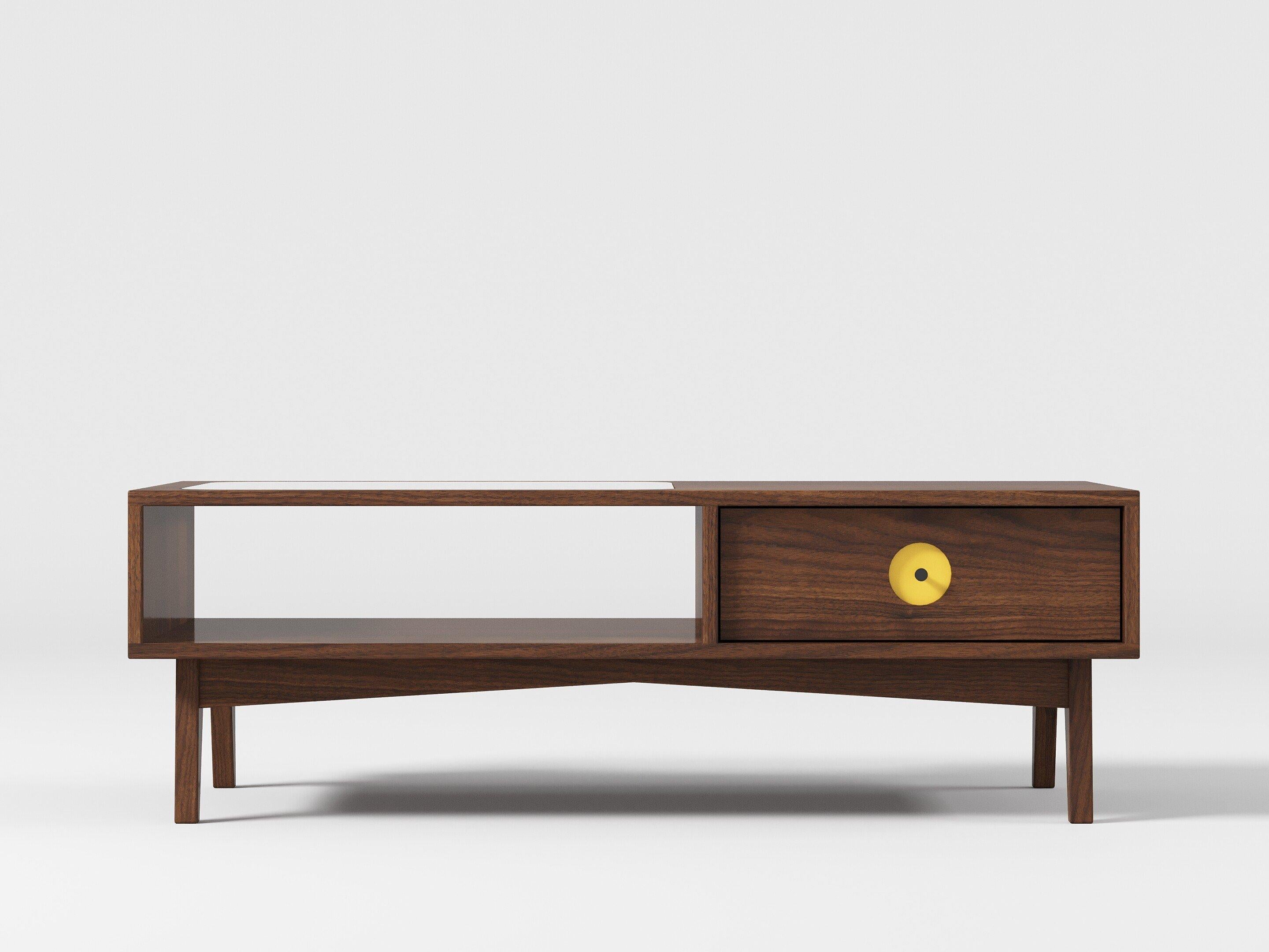 Eleva il tuo spazio vitale con il tavolino Florence. Questo design minimalista è caratterizzato da linee pulite, curve organiche e gambe affusolate che esemplificano l'essenza dell'estetica di metà secolo.

Realizzato interamente in legno massiccio