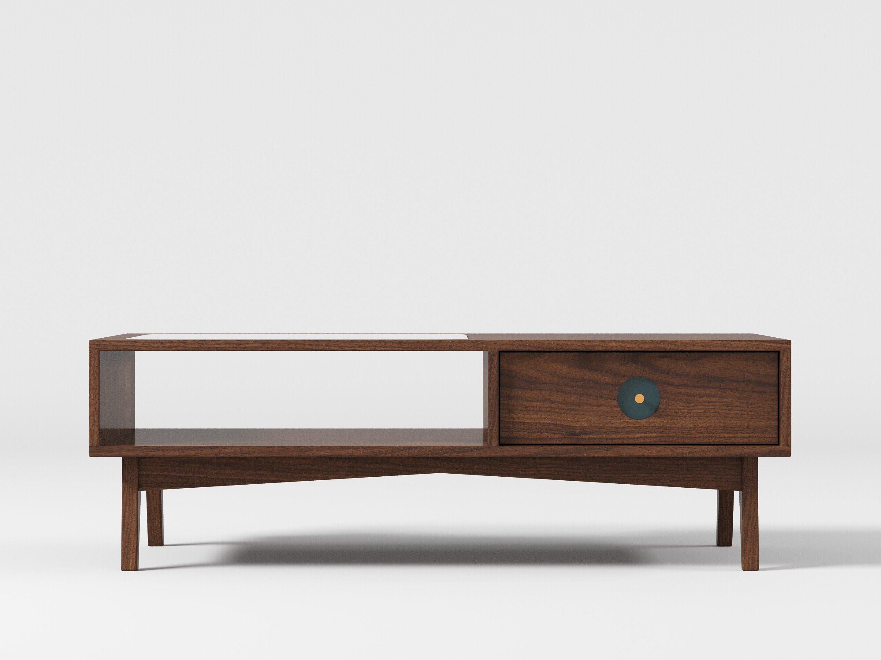 Eleva il tuo spazio vitale con il tavolino Florence. Questo design minimalista è caratterizzato da linee pulite, curve organiche e gambe affusolate che esemplificano l'essenza dell'estetica di metà secolo.

Realizzato interamente in legno massiccio