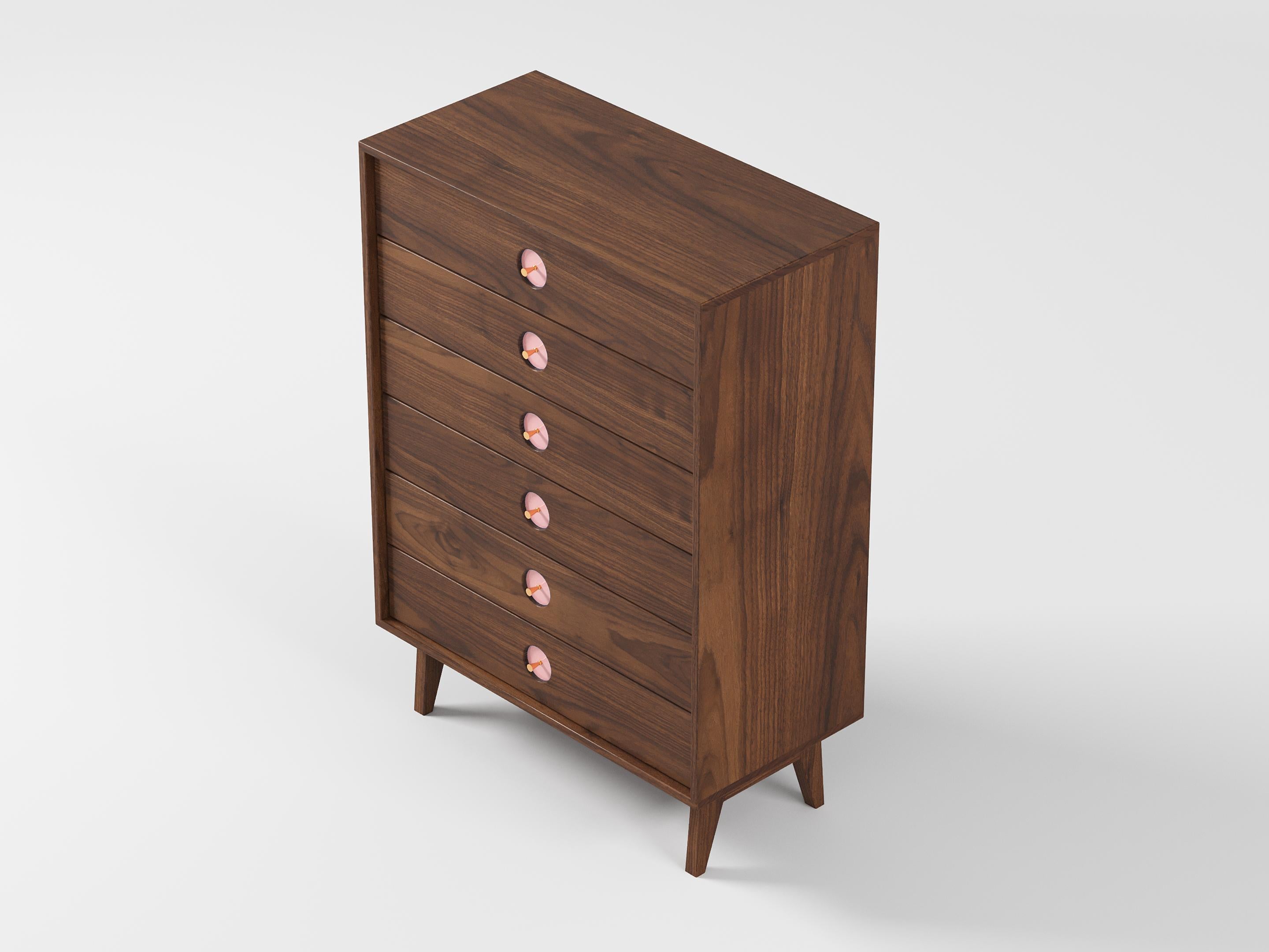 Une commode highboy moderne du milieu du siècle est une solution de rangement verticale et haute, parfaite pour ceux qui apprécient l'élégance intemporelle du design du milieu du 20e siècle.

La commode haute Florence, proposée en deux bois durs