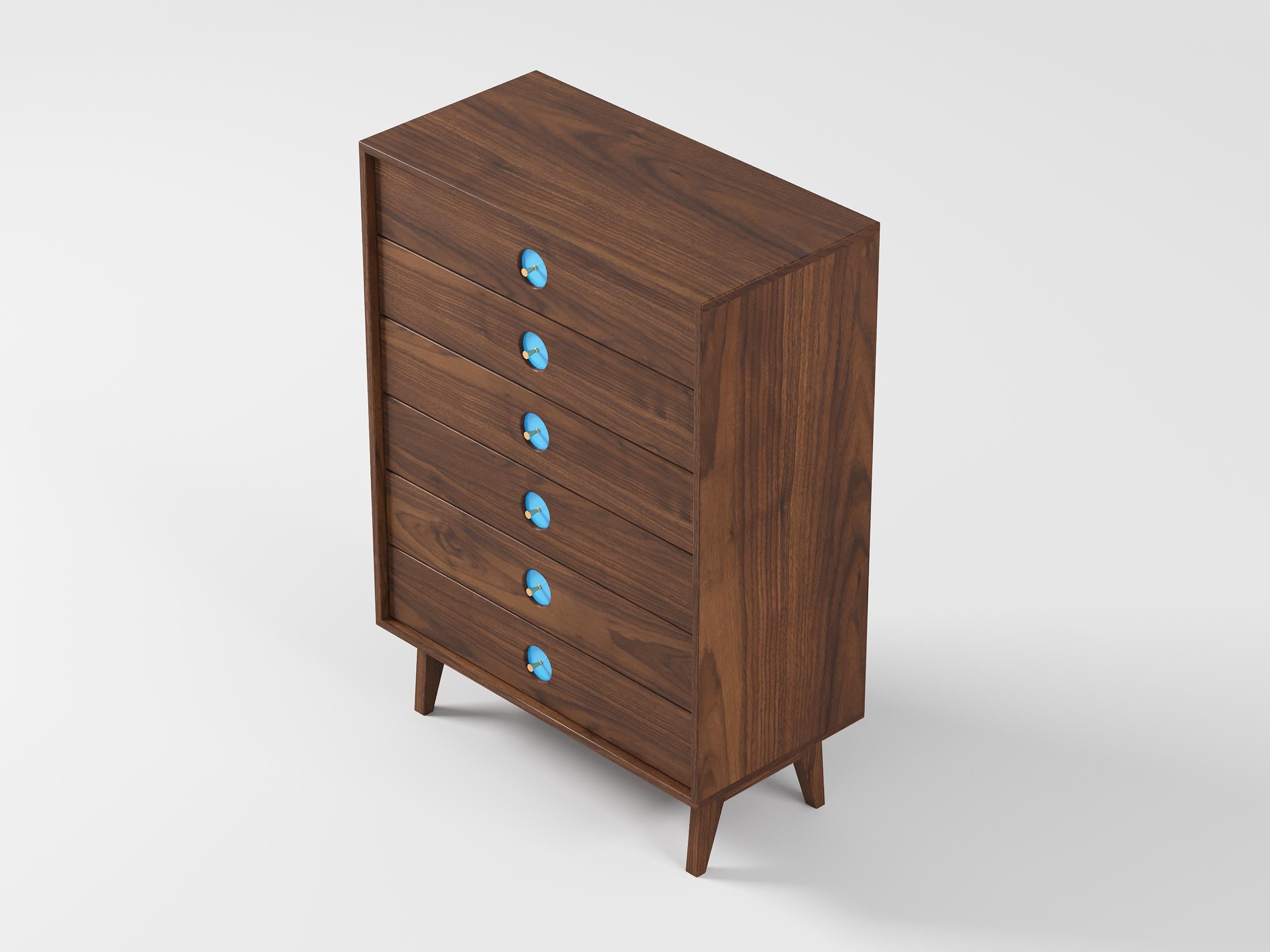 Une commode highboy moderne du milieu du siècle est une solution de rangement verticale et haute, parfaite pour ceux qui apprécient l'élégance intemporelle du design du milieu du 20e siècle.

La commode haute Florence, proposée en deux bois durs
