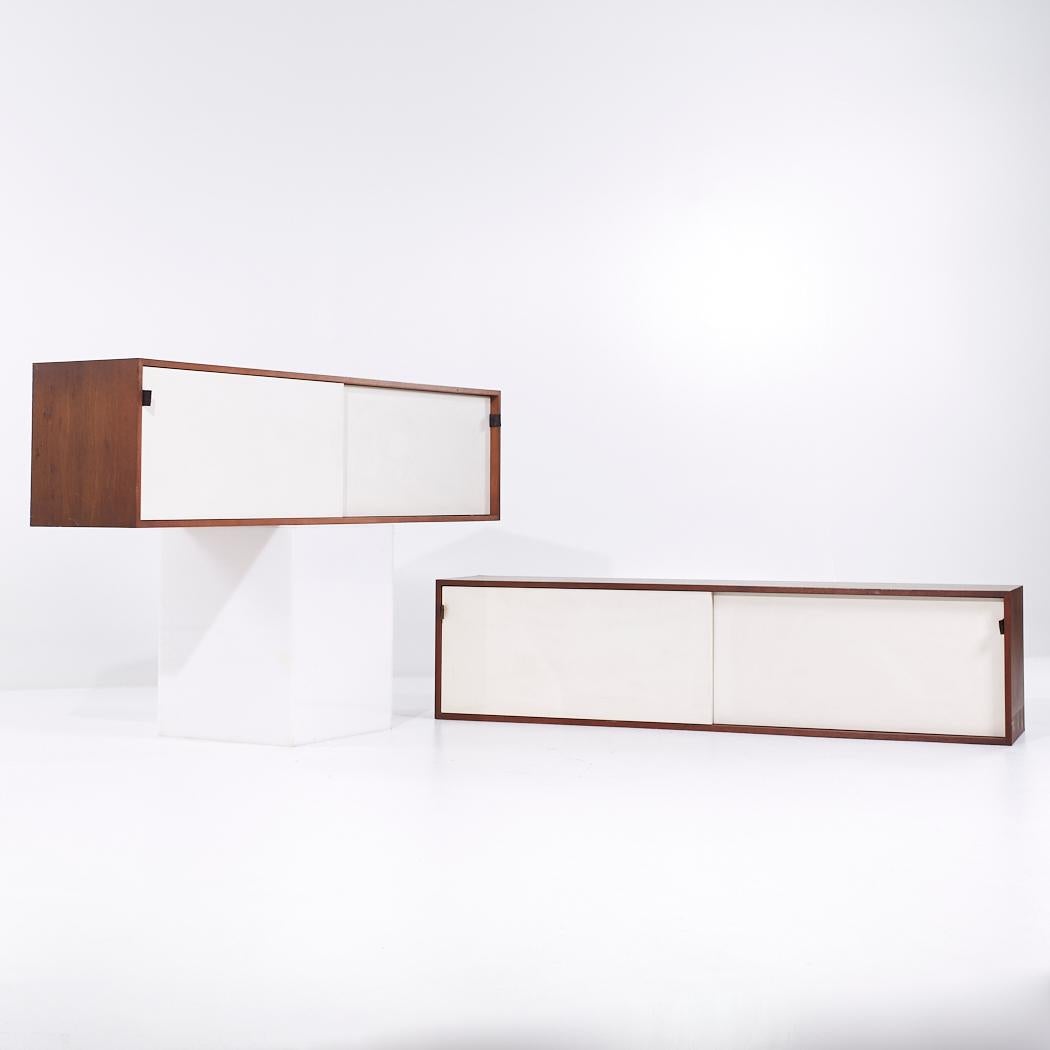 Florence Knoll 123 W-1 Credenza de pared en nogal de mediados de siglo - Pareja

Cada aparador mide 72 de ancho x 15,25 de fondo x 17,75 pulgadas de alto

Todos los muebles pueden adquirirse en lo que denominamos estado vintage restaurado. Esto
