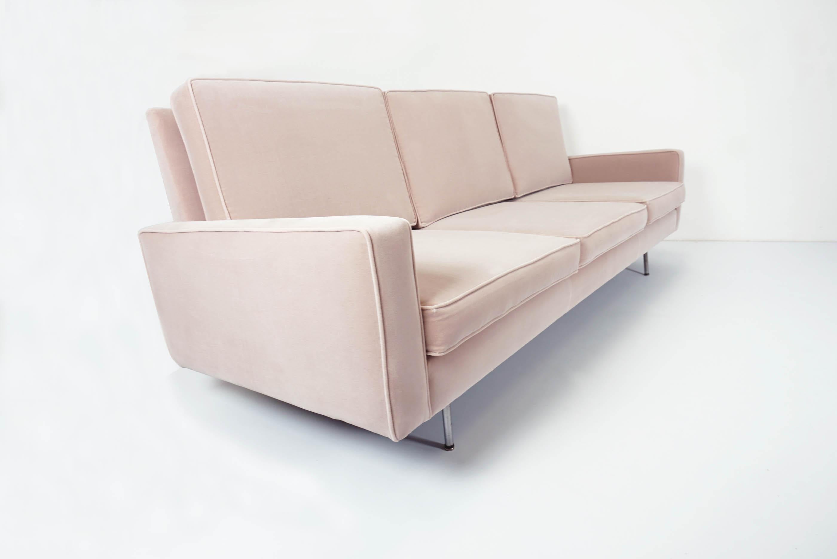 Florence Knoll 1st Edition 1949 Sofa in Pale Rose Velvet Knoll International im Zustand „Gut“ in Morbio Inferiore, CH