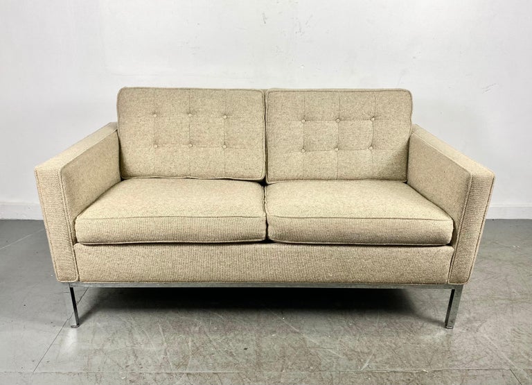 Vintage Florence Knoll 2 seater 'lounge series' sofa with original 2nd generation upholstery in a coarse woven off-white mottled wool fabric.
This sofa dates from the first series productions, Nice original condition,, Extremely comfortable, Hand