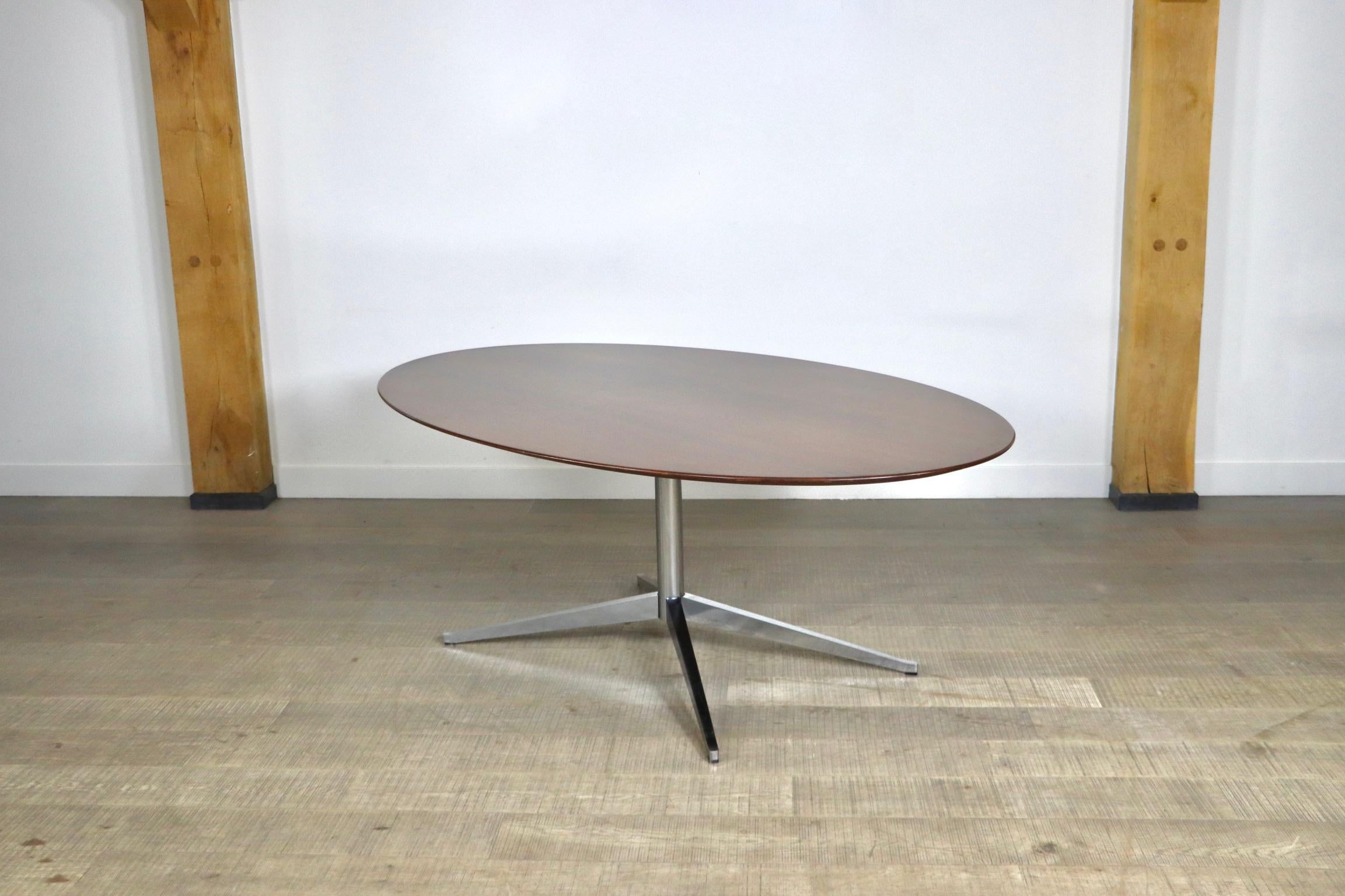 Florence Knoll 2480 Oval Dining Table in Walnut for Knoll, 1960s 3