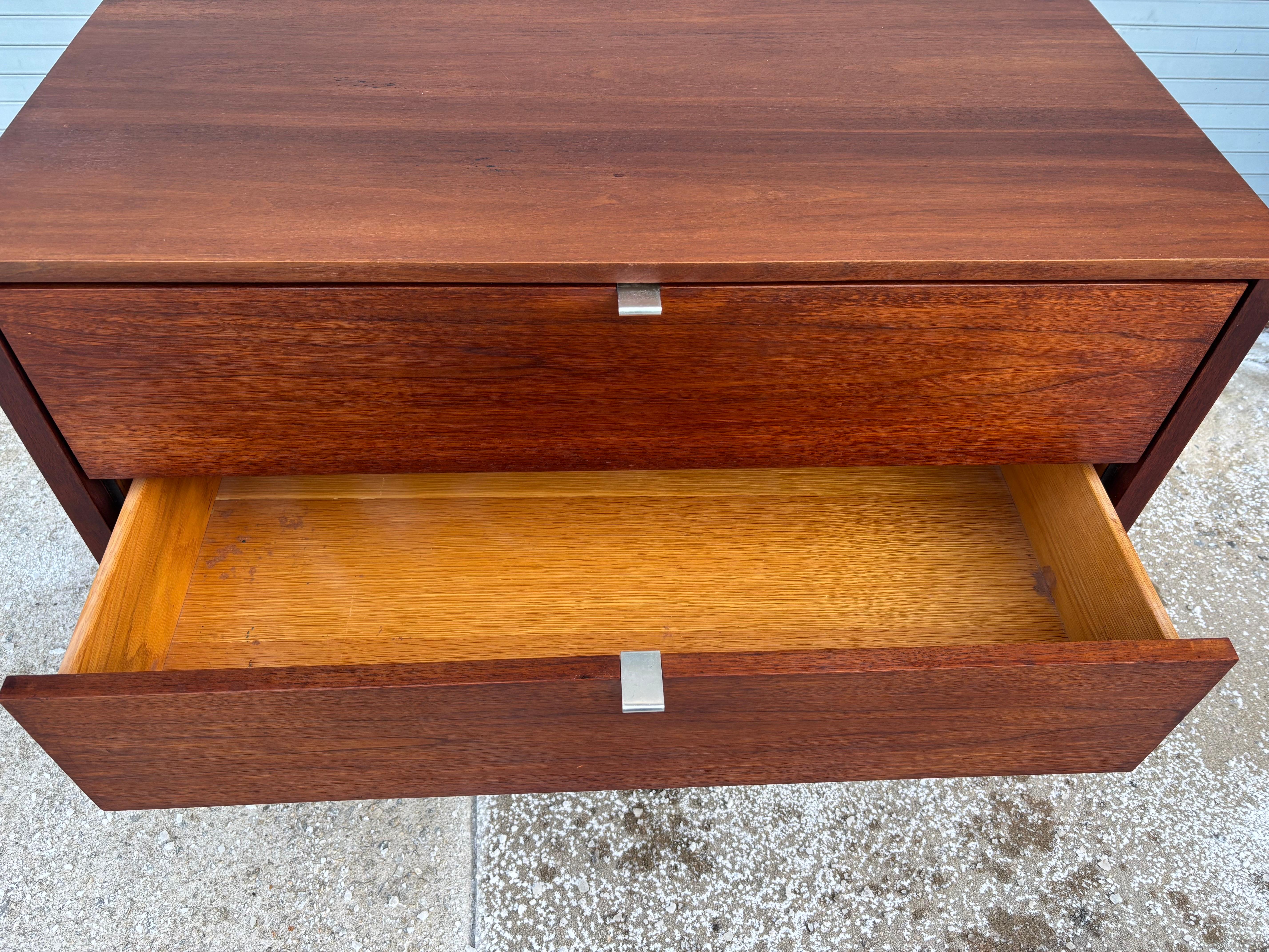 Cómoda Florence Knoll 3 Cajones Nogal/ ¡2 DISPONIBLES! Moderno de mediados de siglo en venta