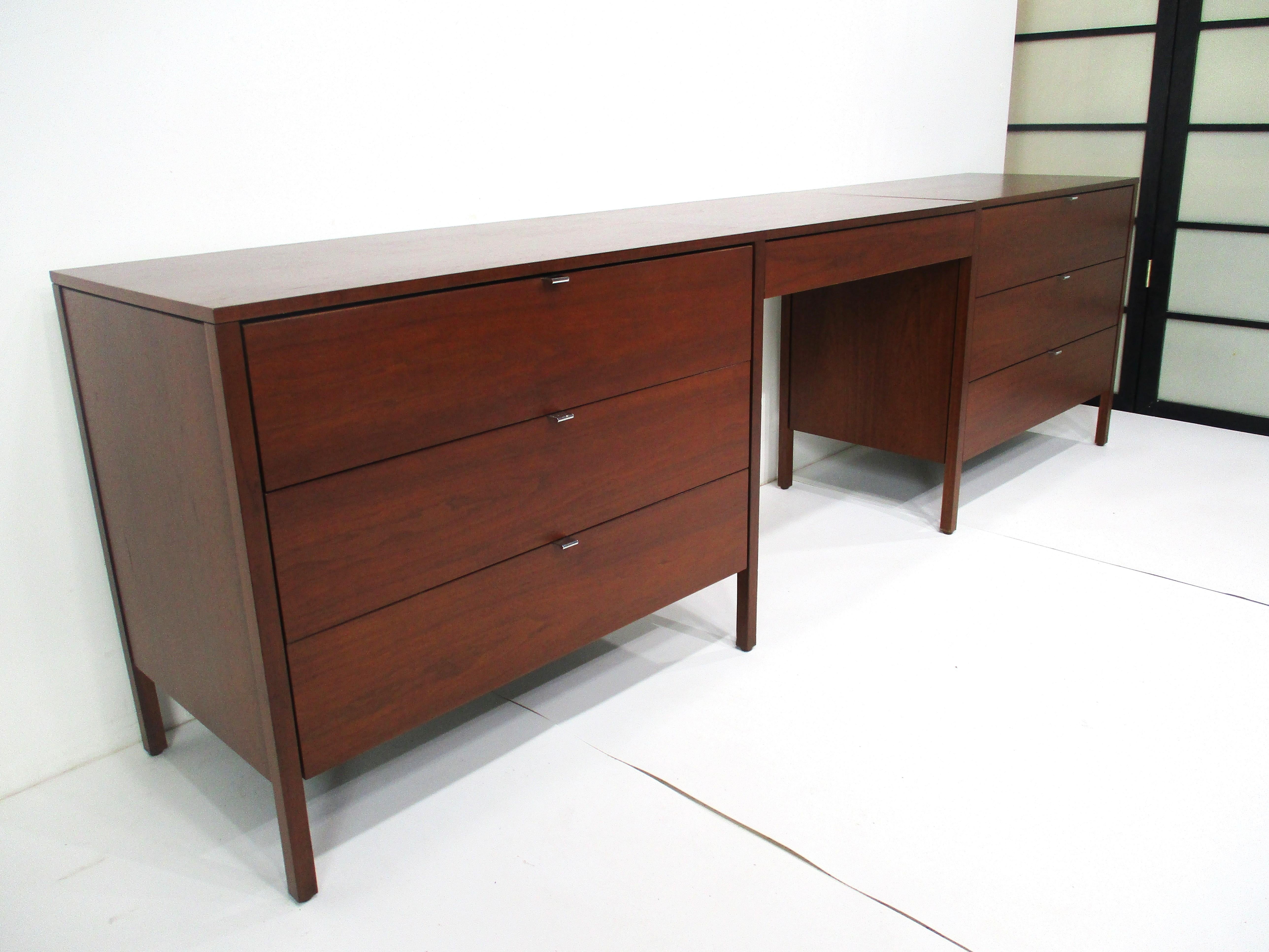 Florence Knoll 3 pc. Suspended Walnut Vanity for Knoll   In Good Condition In Cincinnati, OH