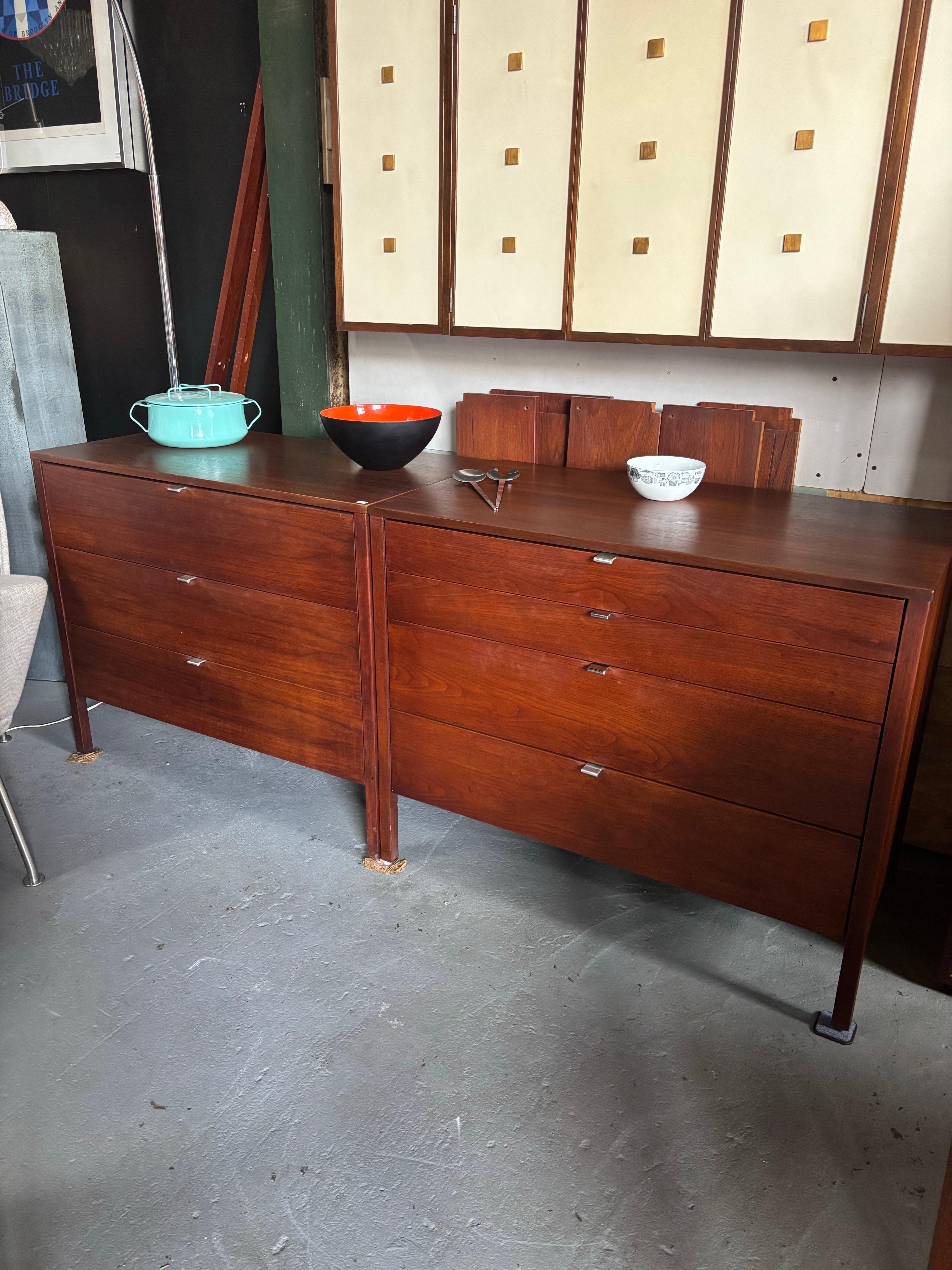 Comò a 4 cassetti in noce Florence Knoll in vendita 3