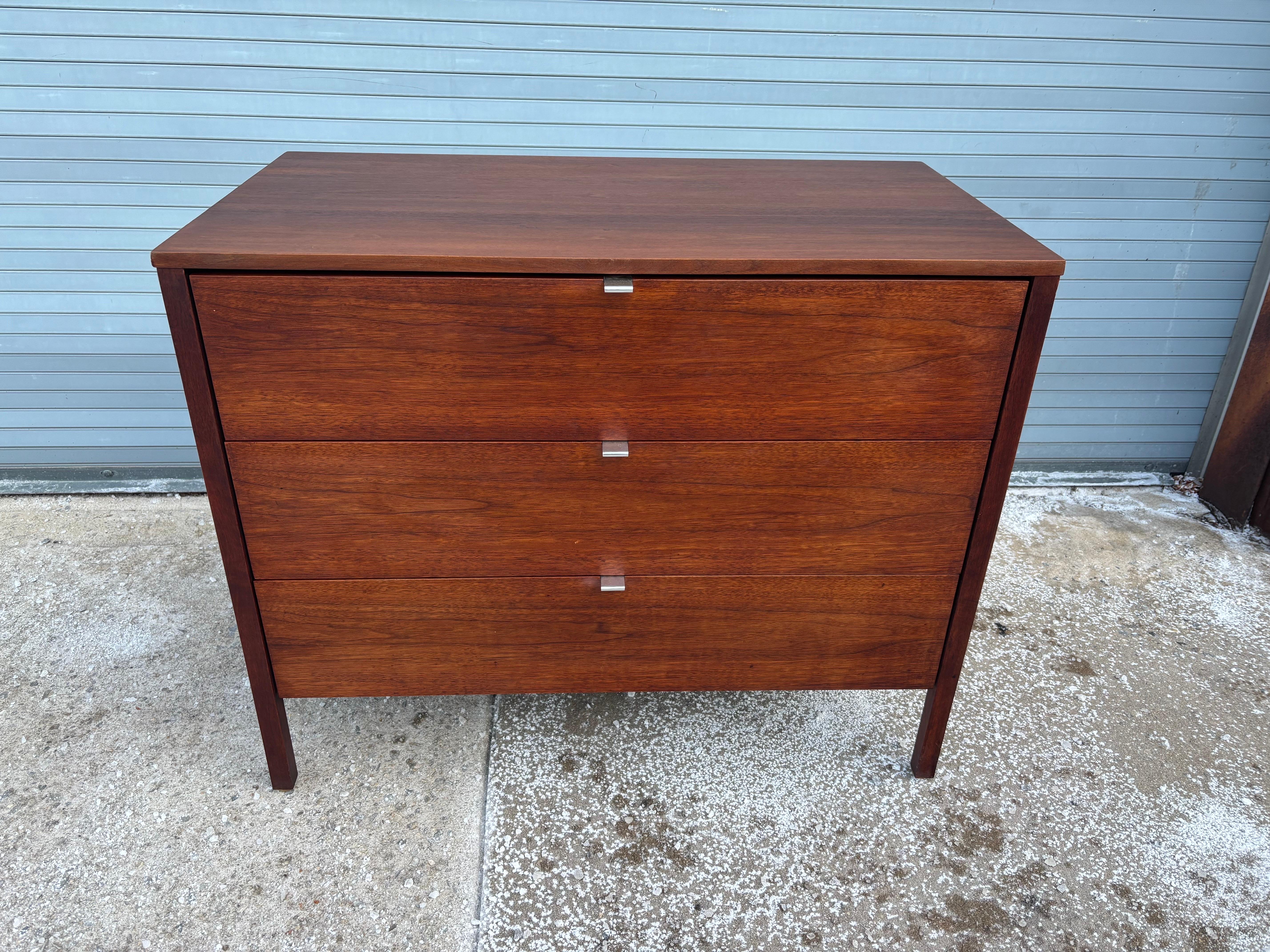 Comò a 4 cassetti in noce Florence Knoll in vendita 7