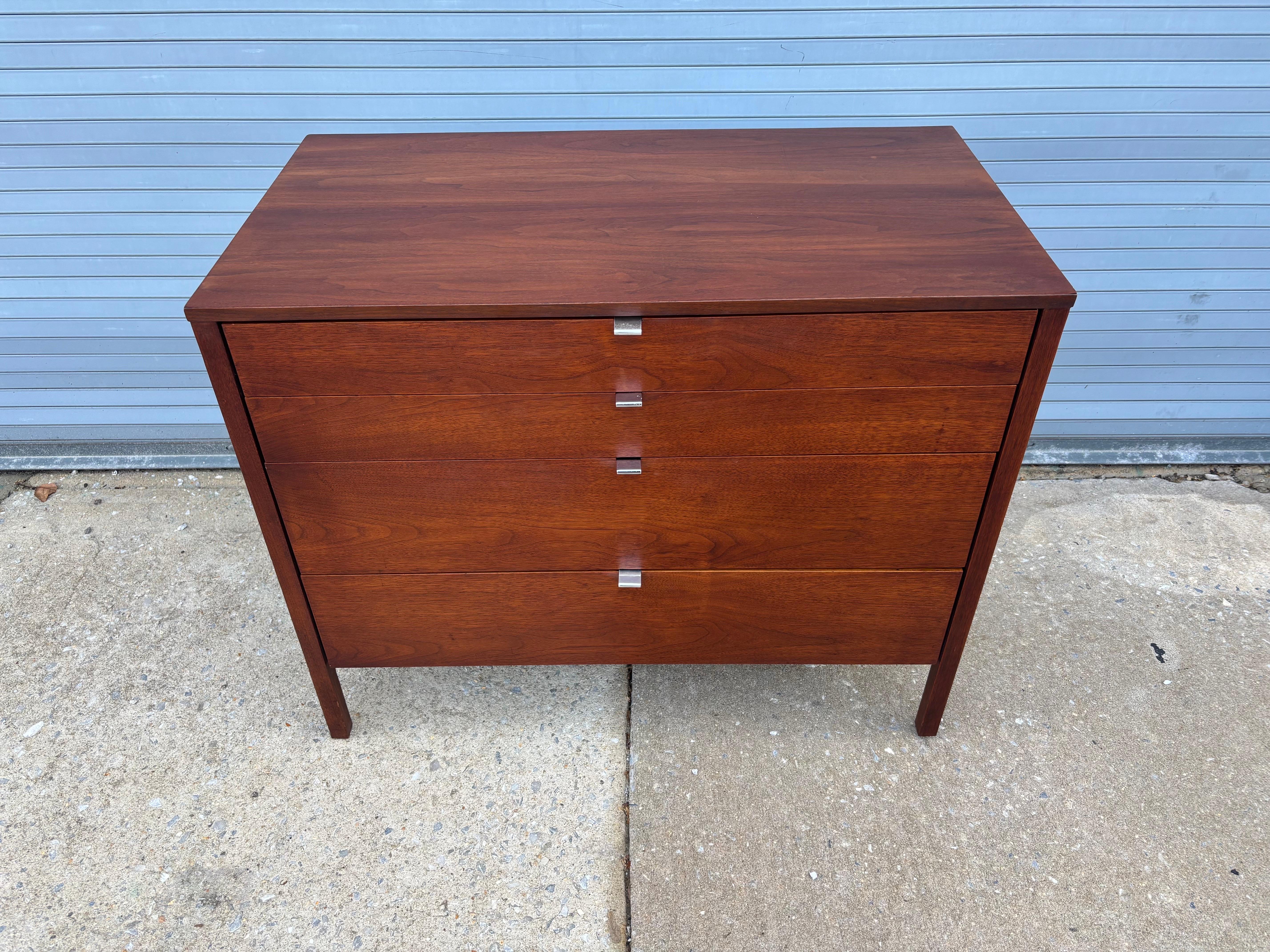 Florence Knoll per Knoll Comò a 4 cassetti in noce.  Sono disponibili anche tre versioni a 3 cassetti!   I comodini e la testiera abbinati saranno elencati separatamente! È disponibile anche una versione più alta a 5 cassetti!   Condizioni generali