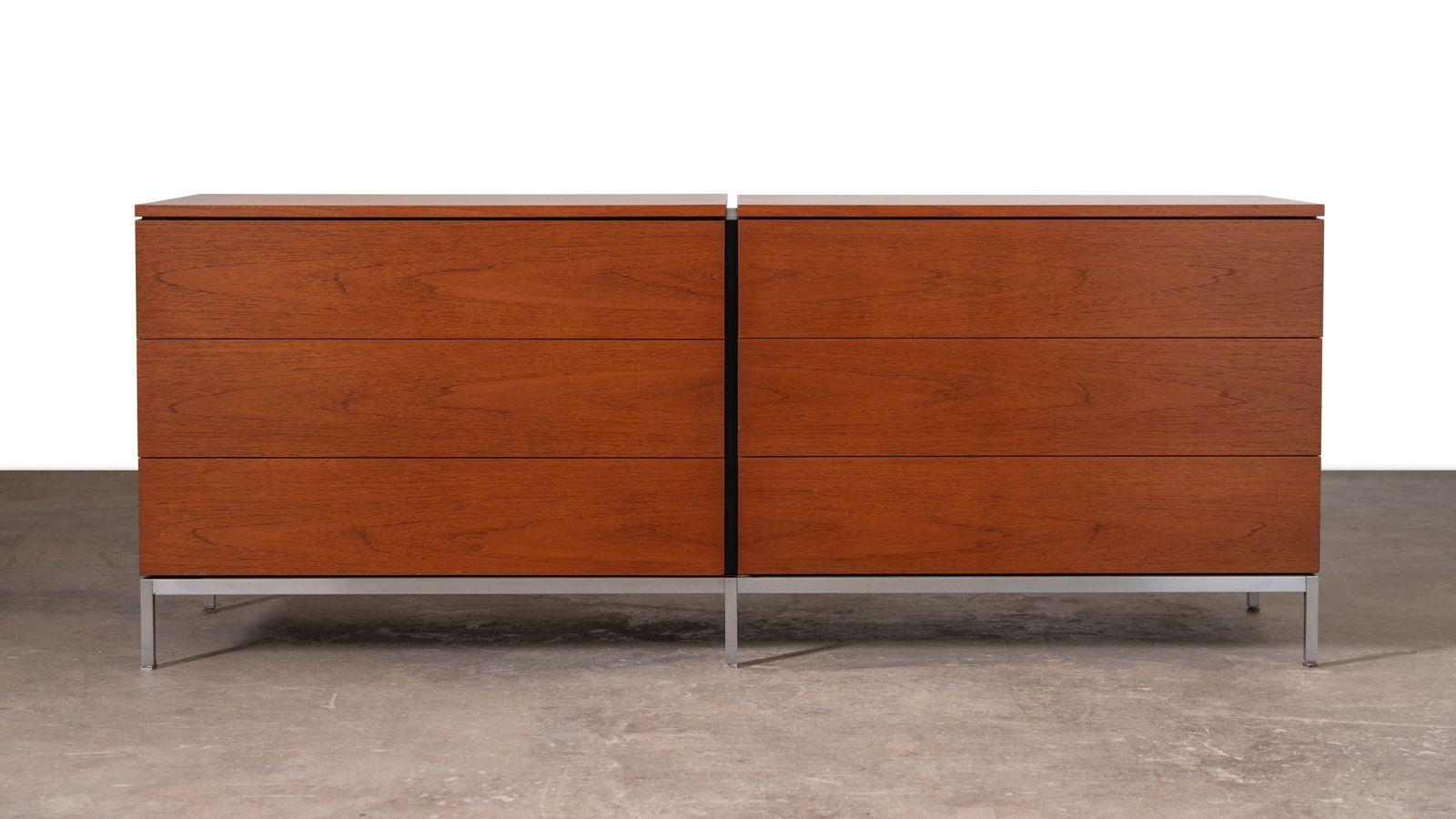 Kommode von Florence Knoll aus den frühen 1960er Jahren mit weiß lackierten, segmentierten Trennwänden und satiniertem Nickelsockel.