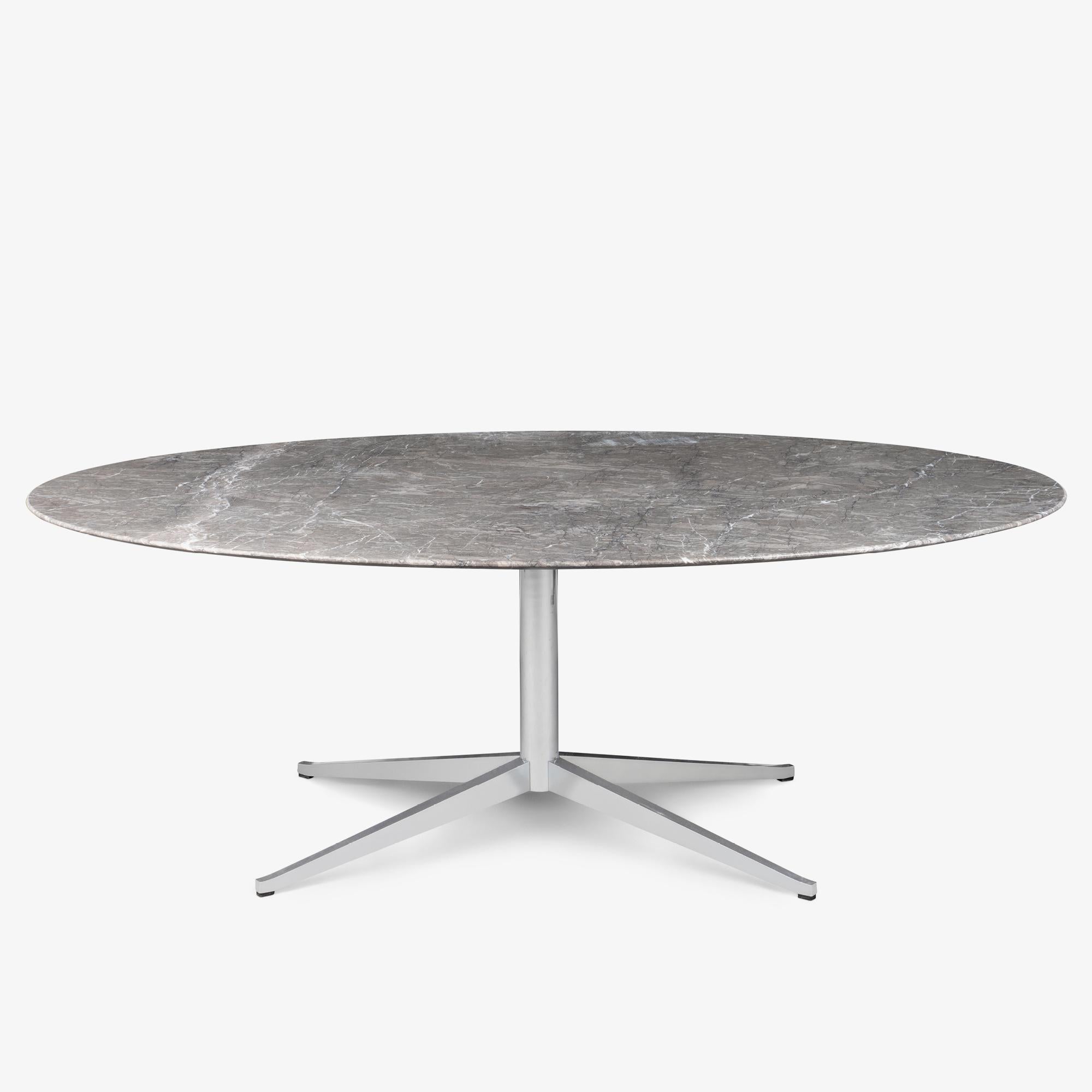 L'influence transformatrice de Florence Knoll sur le design du milieu du siècle se reflète dans tous les meubles qui portent son nom, y compris cette élégante table de salle à manger. Pionnier de la décoration d'intérieur, Knoll a fondé la célèbre