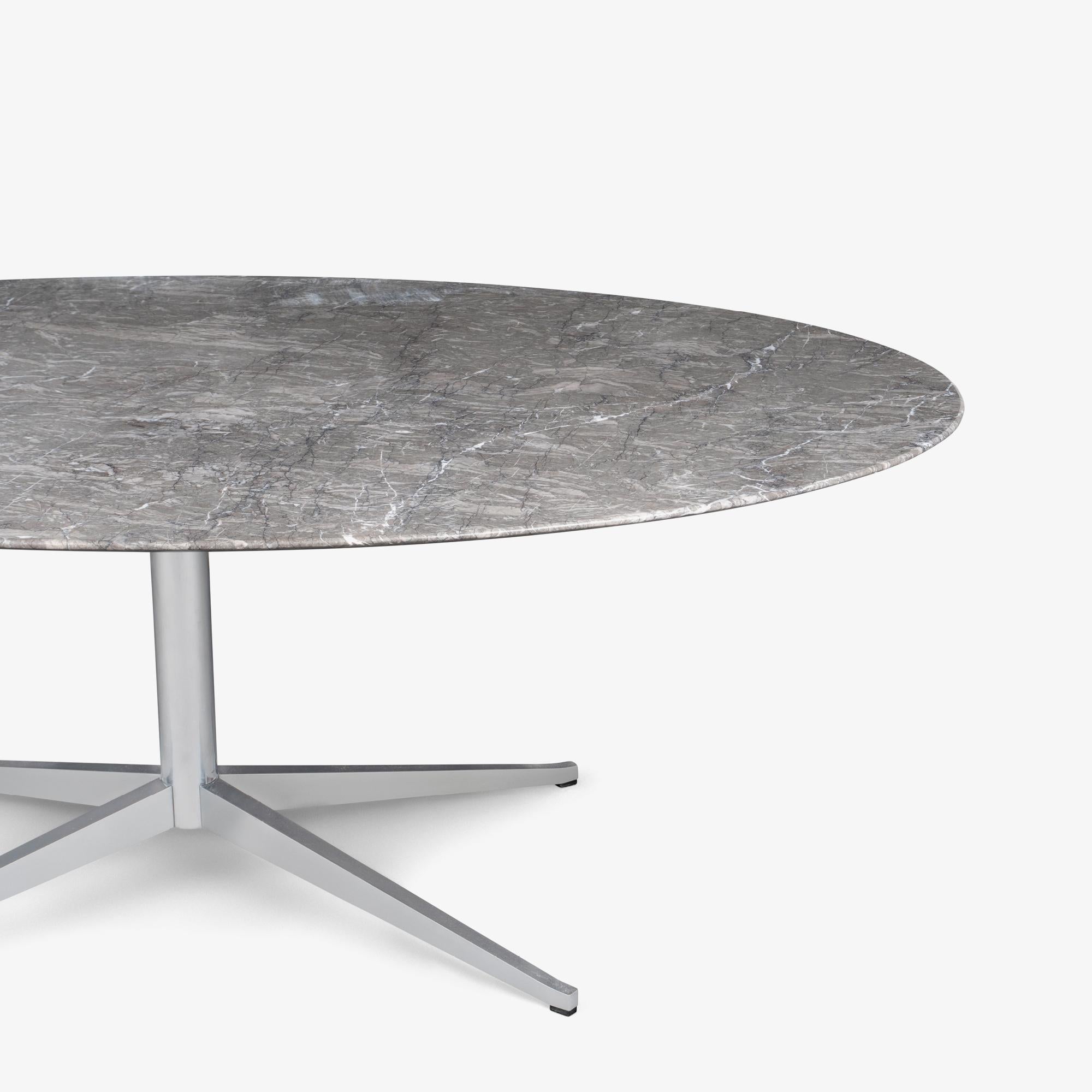 Fin du 20e siècle Table de salle à manger ovale 78