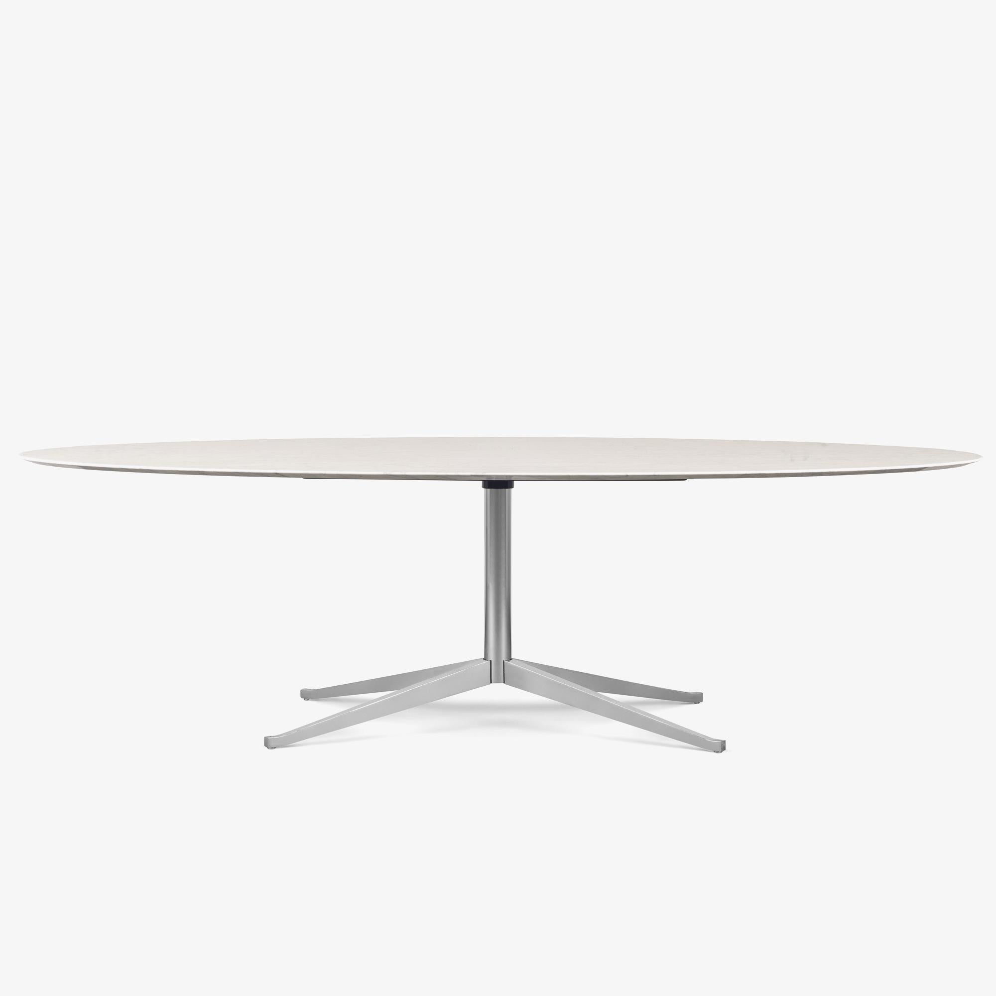 L'influence transformatrice de Florence Knoll sur le design du milieu du siècle se reflète dans tous les meubles qui portent son nom, y compris cette élégante table de salle à manger. Pionnier de la décoration d'intérieur, Knoll a fondé la célèbre