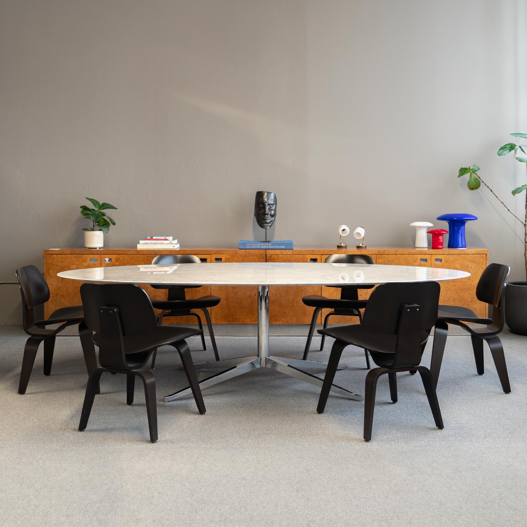 Mid-Century Modern Table de salle à manger ovale Florence Knoll 96 pouces en marbre de Carrare poli en vente