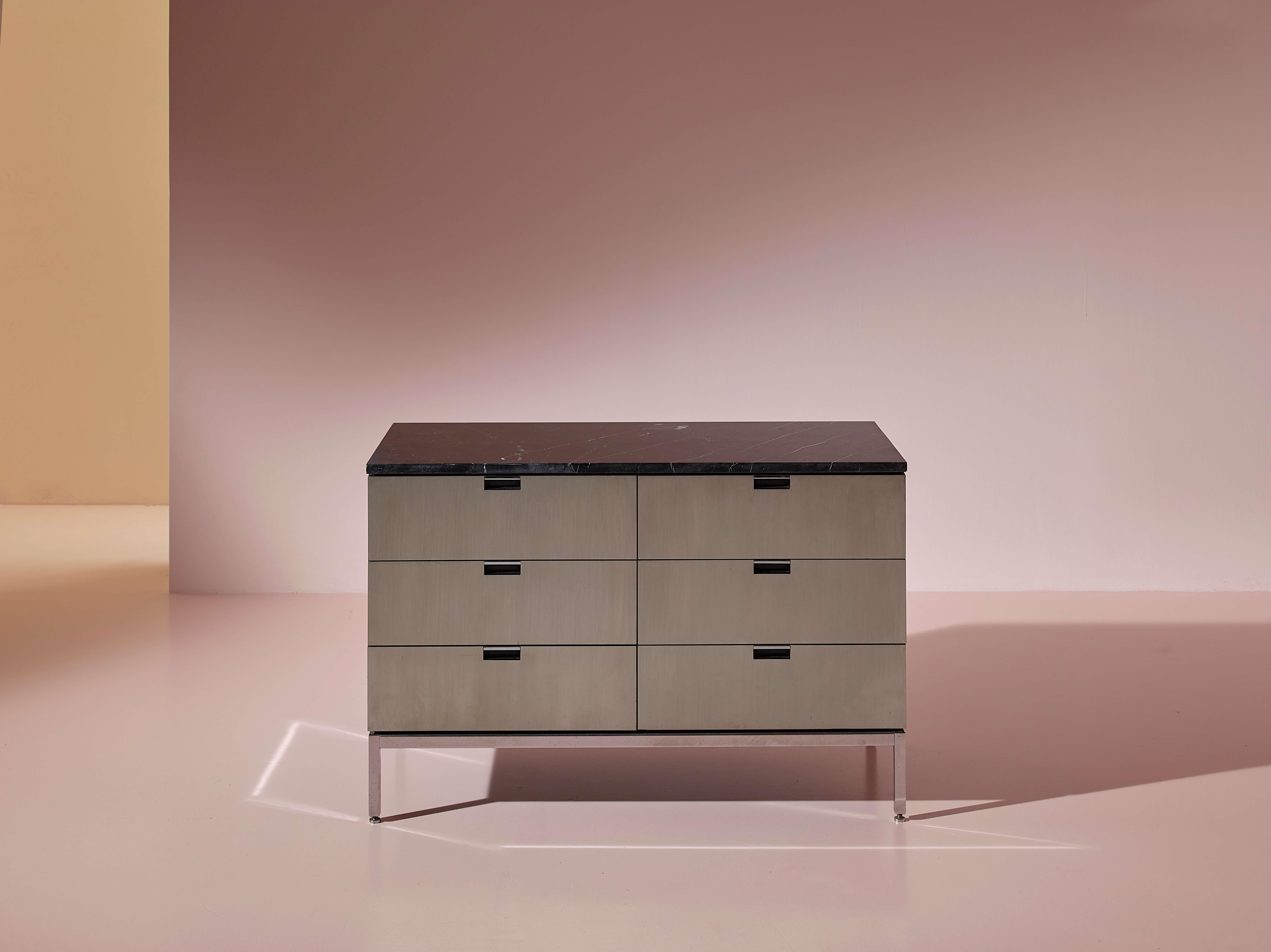 Commode en bois, métal et aluminium brossé avec un plateau en marbre, produite par Knoll, conçue par Florence Knoll, années 1960.

Une longue vie, de grands maîtres et un succès durable et bien mérité. L'héritage de Florence Knoll a profondément