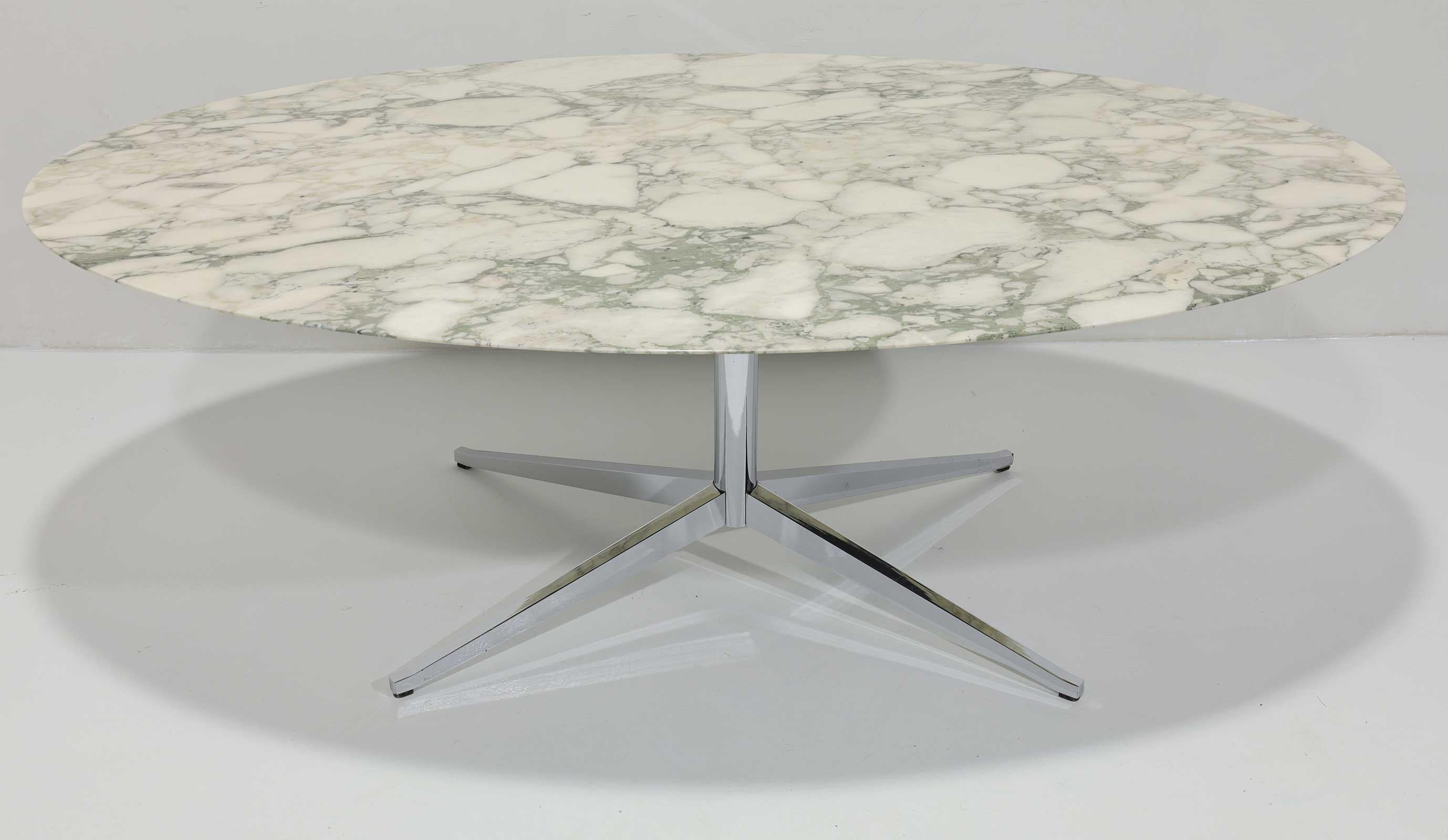 Élevez votre espace avec cette superbe table, bureau ou table à manger en marbre arabescato de Florence Knoll de 78