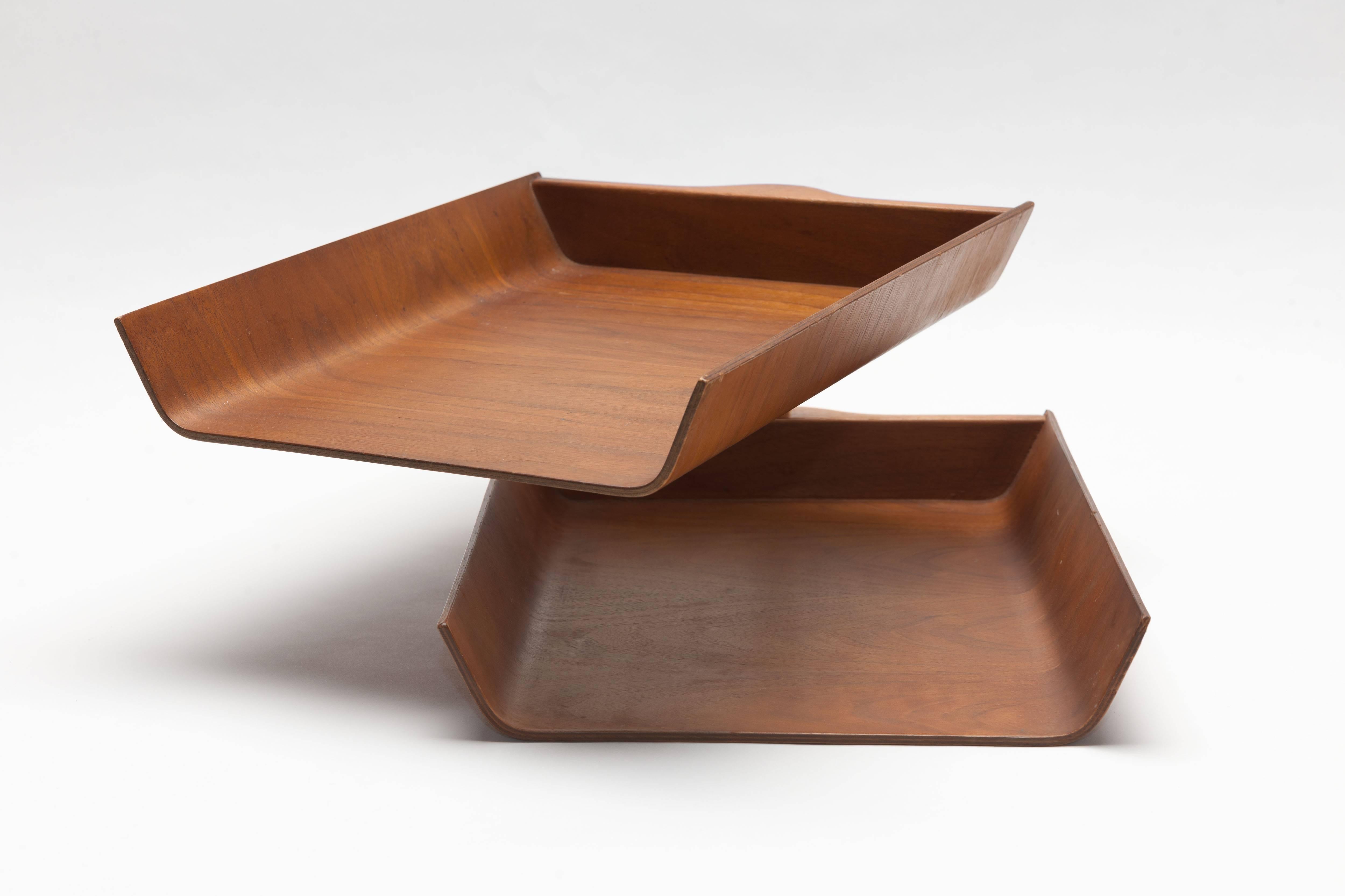 Two-tier molded walnut architectural plywood letter tray by Florence Knoll. An iconic, beautiful and practical desk accessory.
Tray comes in good and all original condition with a 1960 Knoll label to underside (see photo).