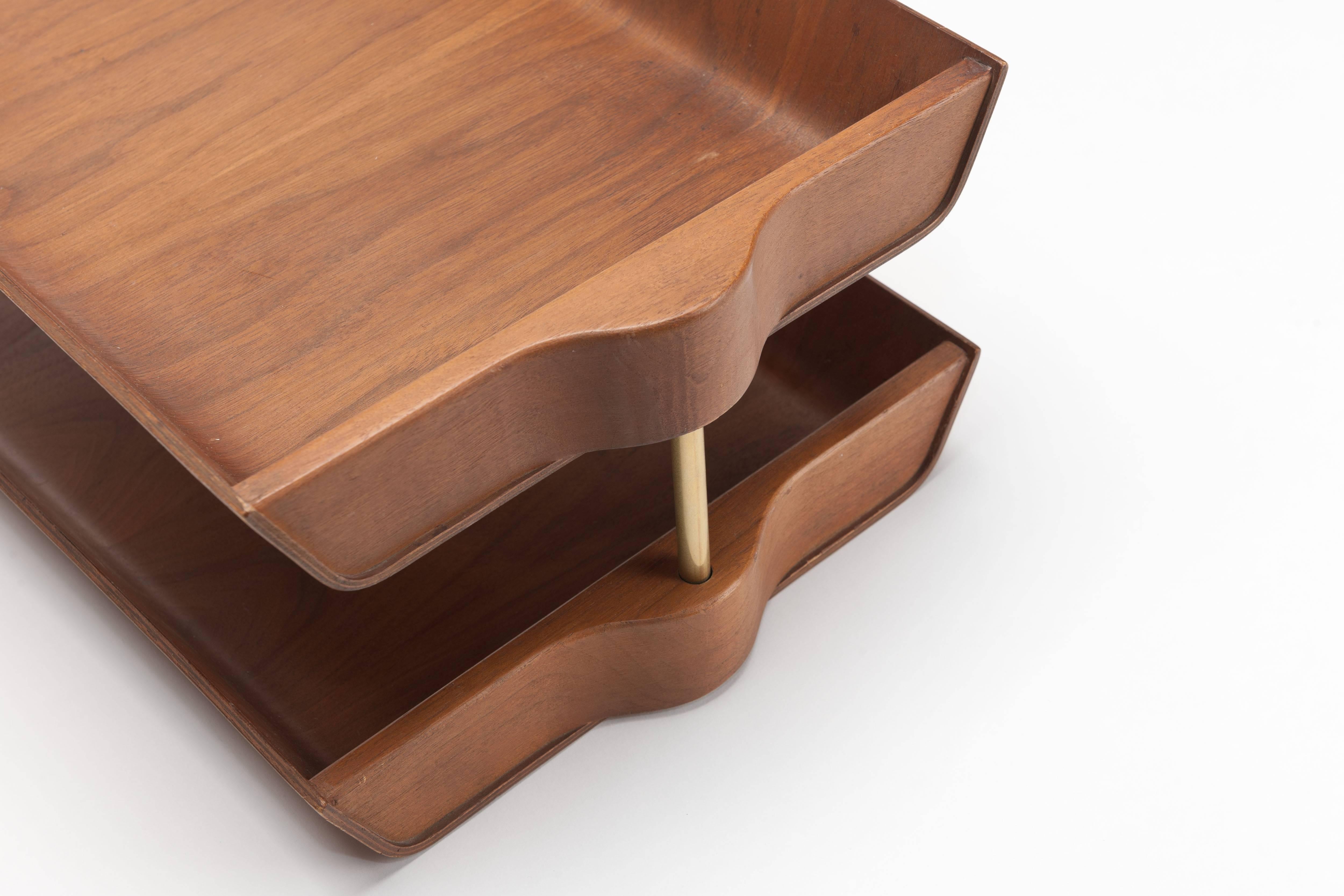 Florence Knoll Architectural Molded Walnut Plywood Desk Letter Tray In Good Condition In Utrecht, NL