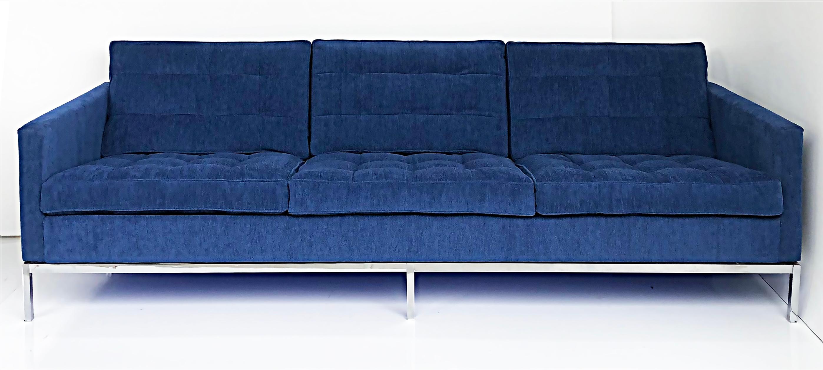 Florence Knoll Associates Mid-century sofa, new Kravet fabric upholstery

Offered for sale is a Florence Knoll Associates mid-century modern three-seater sofa newly upholstered with Kravet fabric (Sapphire Color 50 Viscose/Linen Blend). The sofa