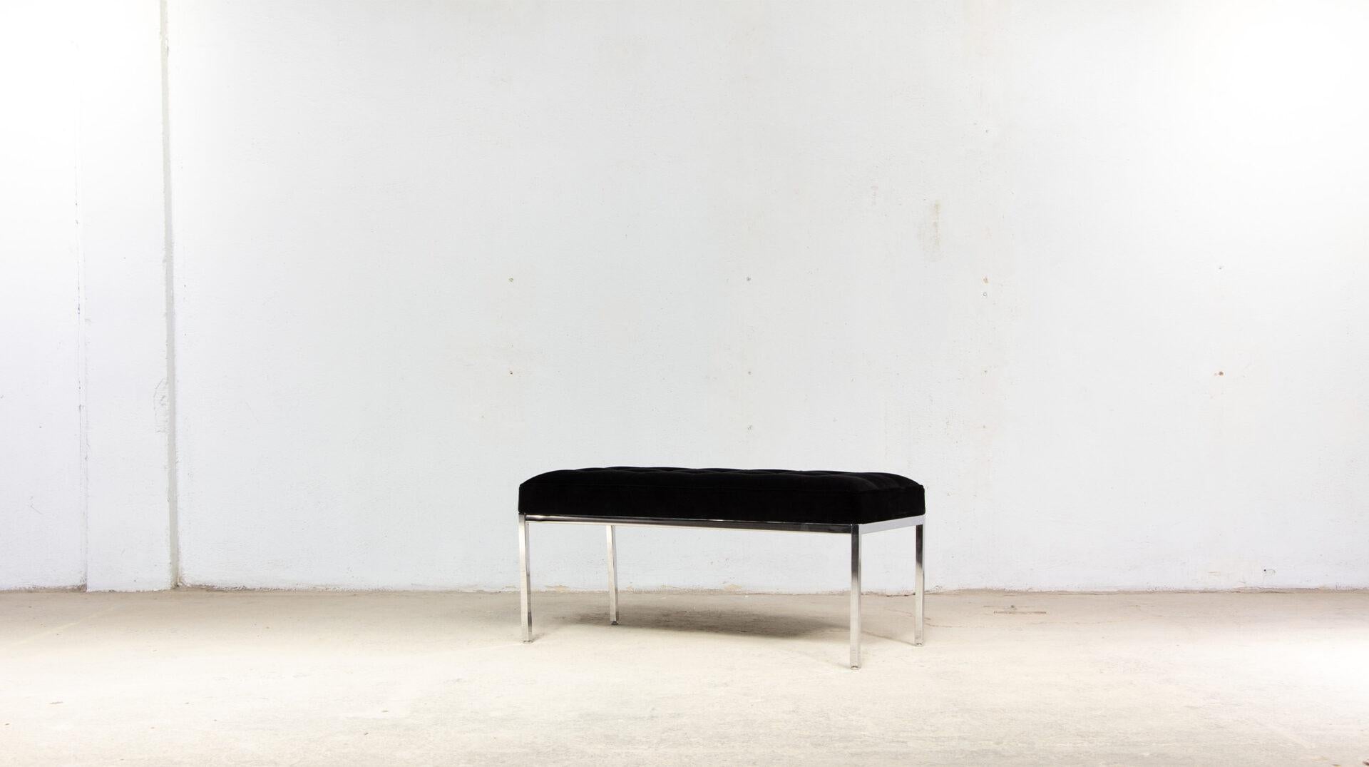 Florence Knoll 2-seater bench for Knoll International.

A timeless classic designed in 1954, still in production today.

Comprising a rectangular cushion in black velvet fabric with piping on a chrome-plated metal frame with four legs. The fabric