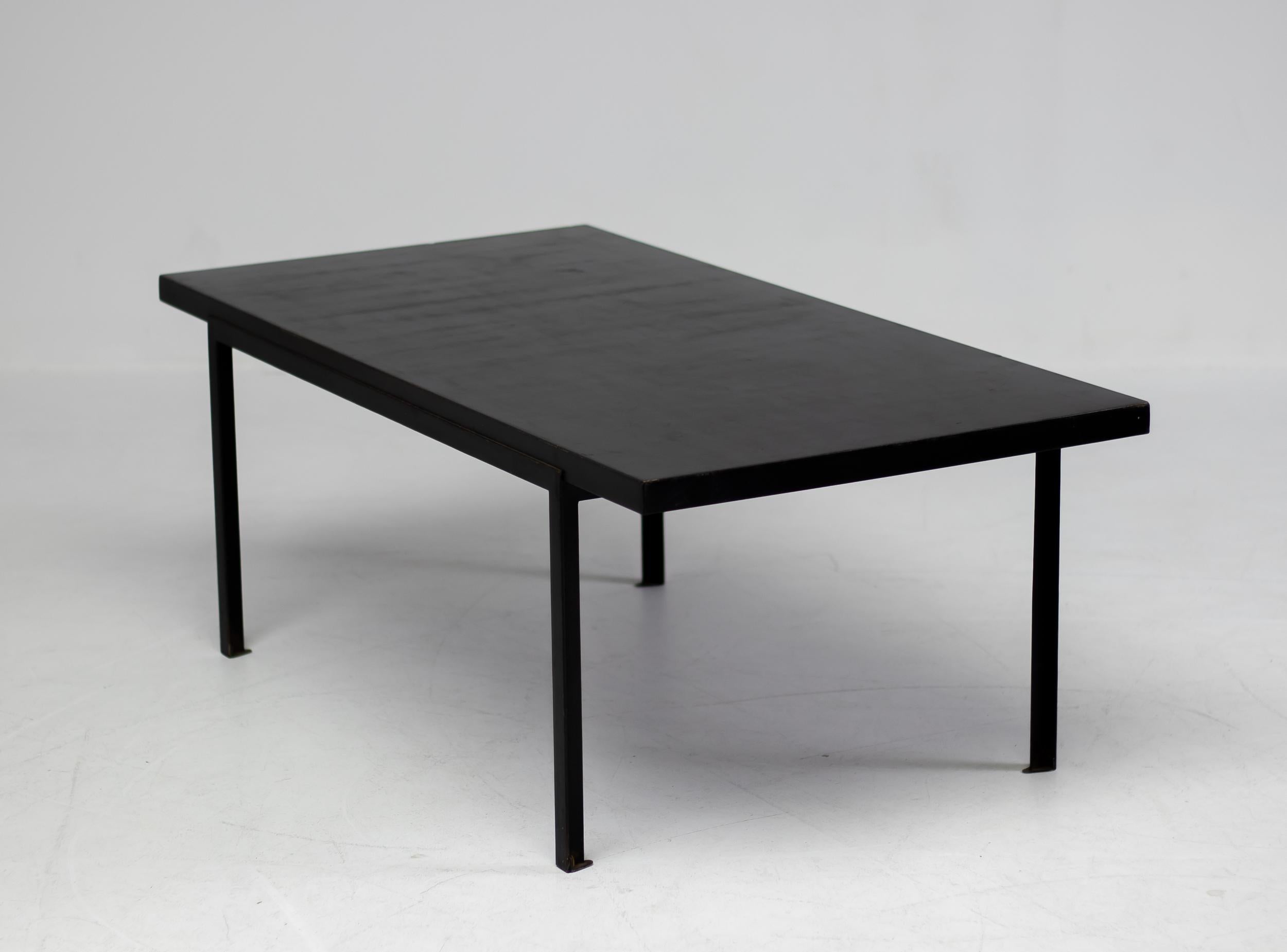 Rare early Florence Knoll for Knoll International coffee table in black enameled steel and black laminate.
Signed with decal manufacturer's label to underside.

Literature: Knoll Furniture: 1938-1960, Rouland and Rouland, pg. 110.

Florence