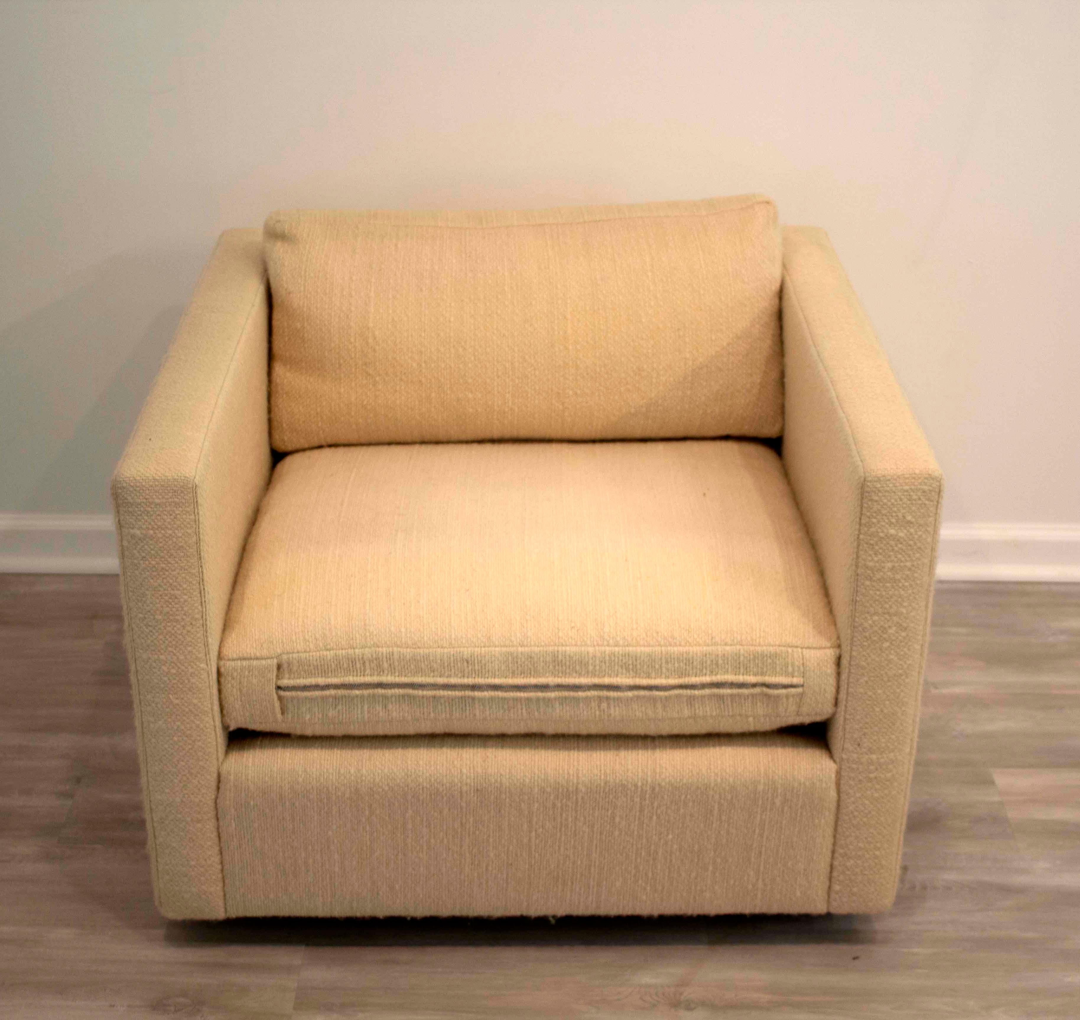 Up for sale is this creme boucle club chair from Florence Knoll in very good condition with few noticeable flaws, including the creme boucle upholstery, cushions and frame. The cube chair feature tuxedo arms and back making this a low profile piece