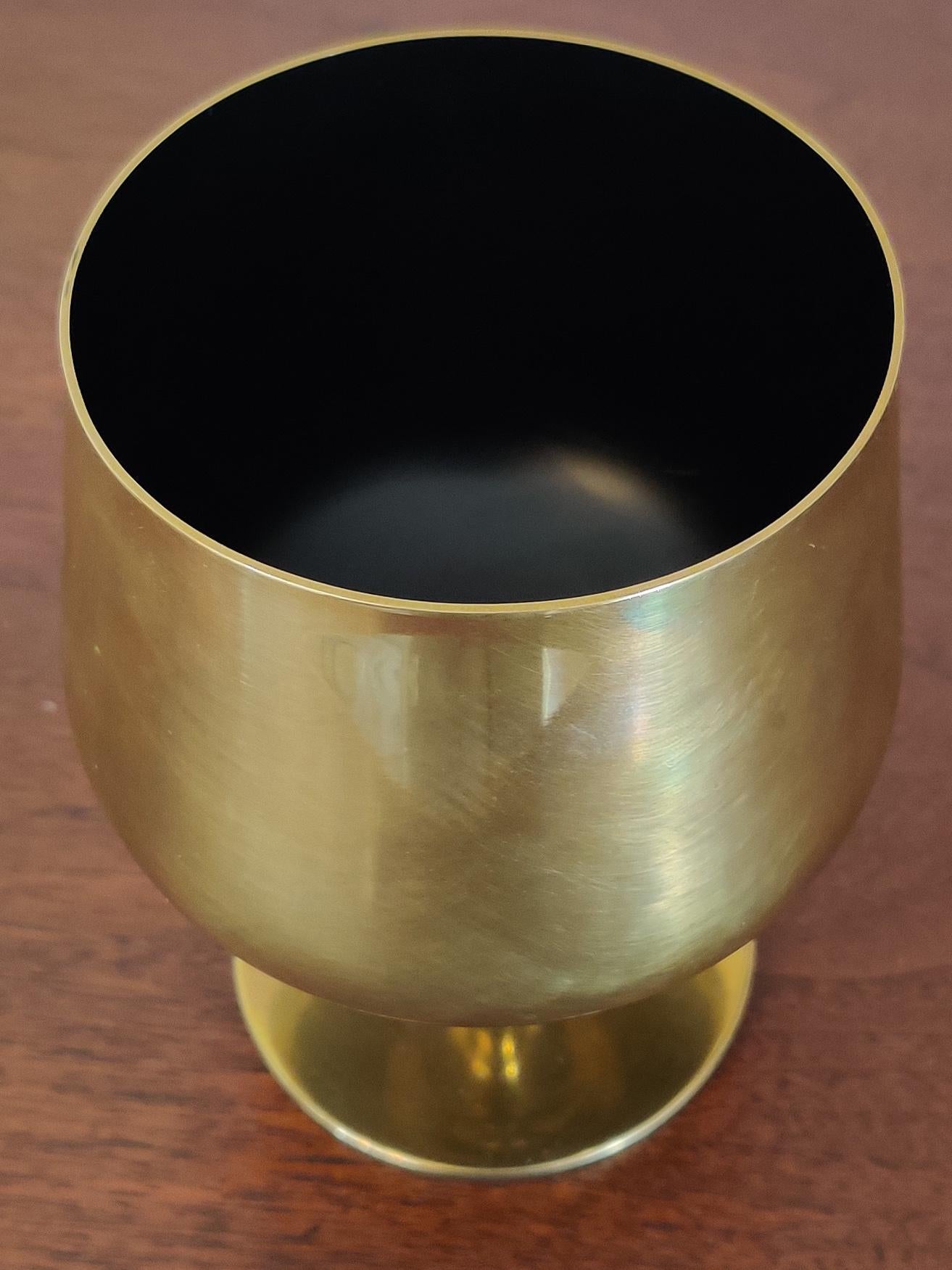 A subtle and spare flower vase in brass designed by Florence Knoll. Original label and finish. Only produced in brass.

Condition is very good. Interior has virtually no damage and outside has mild scuffs and scratches, pictured.