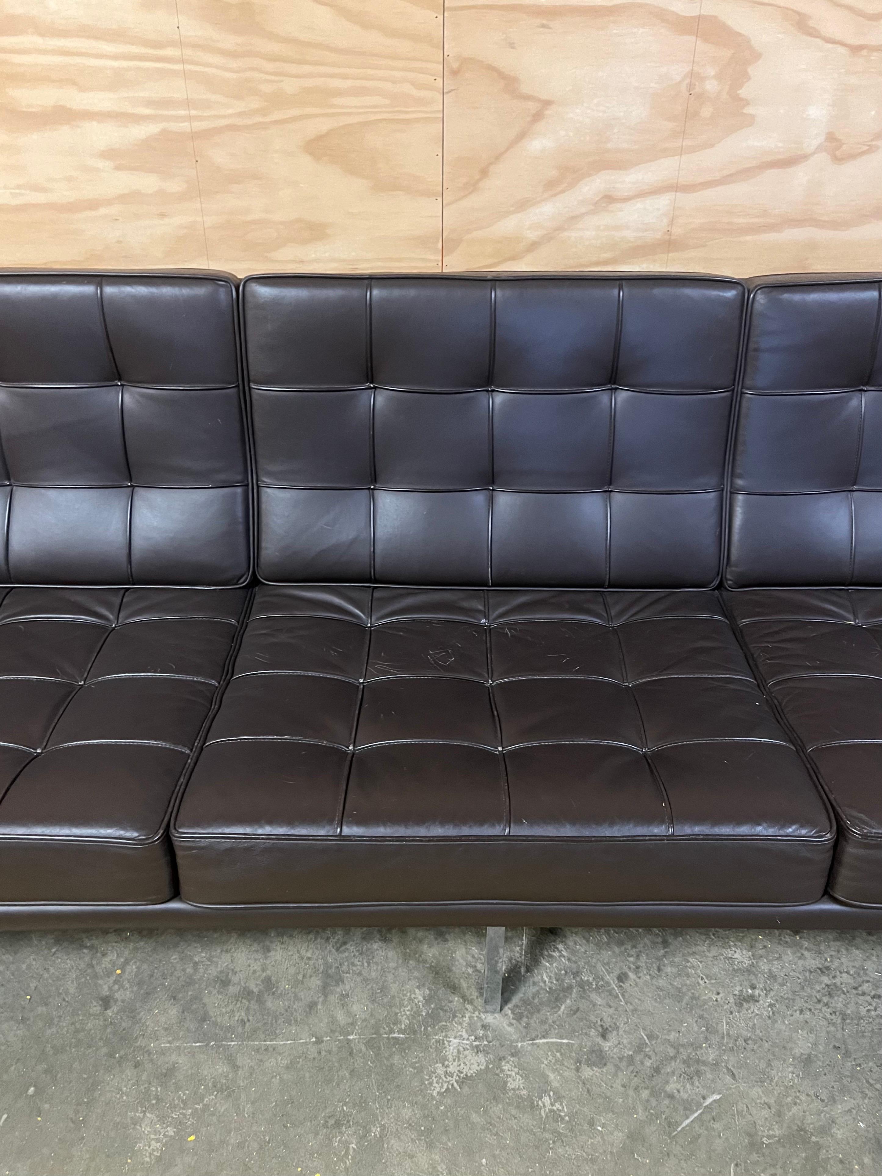 Vintage Florence Knoll Brown Sofa ~ Model 2577 In Good Condition For Sale In New York, NY