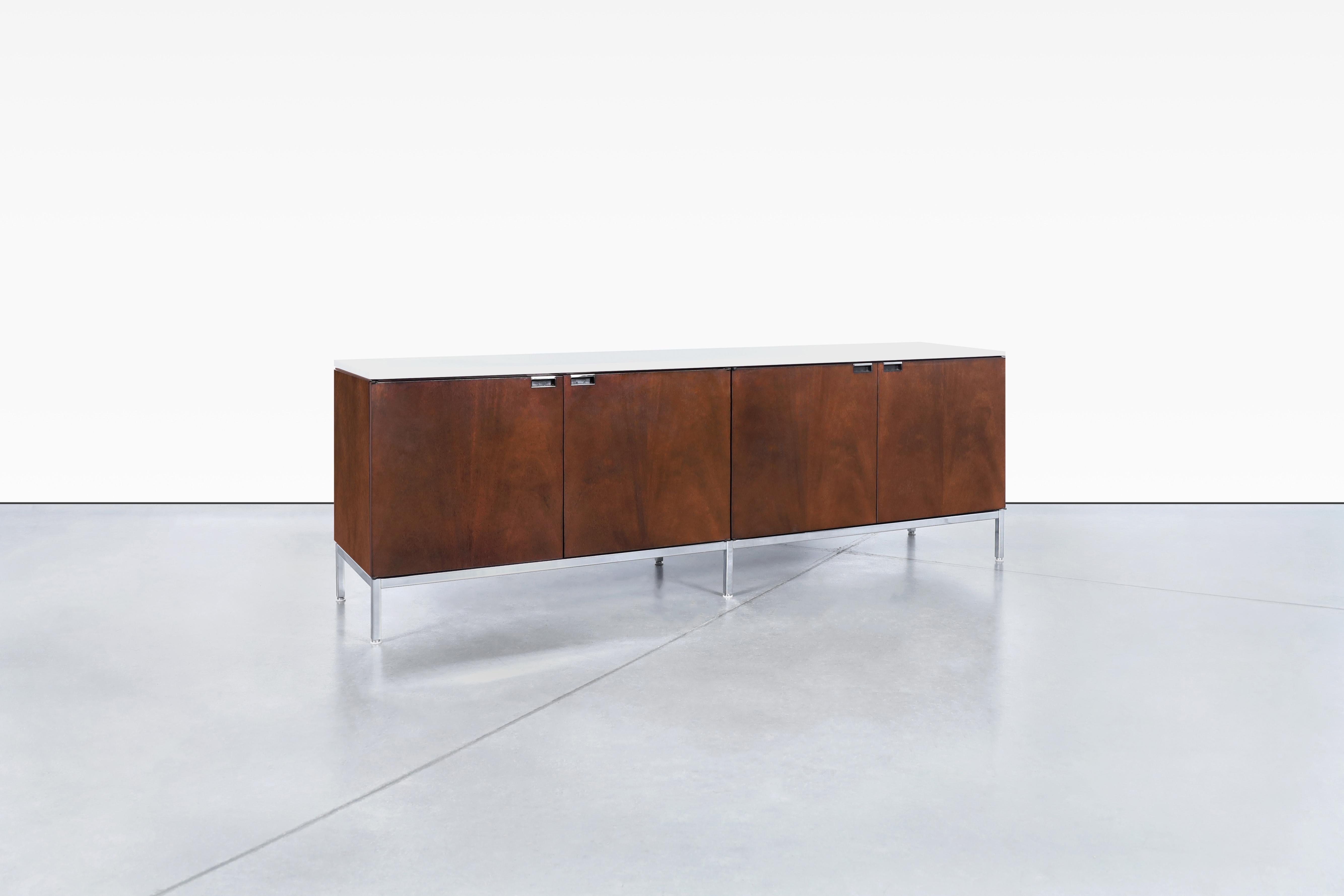 Florence Knoll Carrara Marble Credenza for Knoll In Good Condition For Sale In North Hollywood, CA