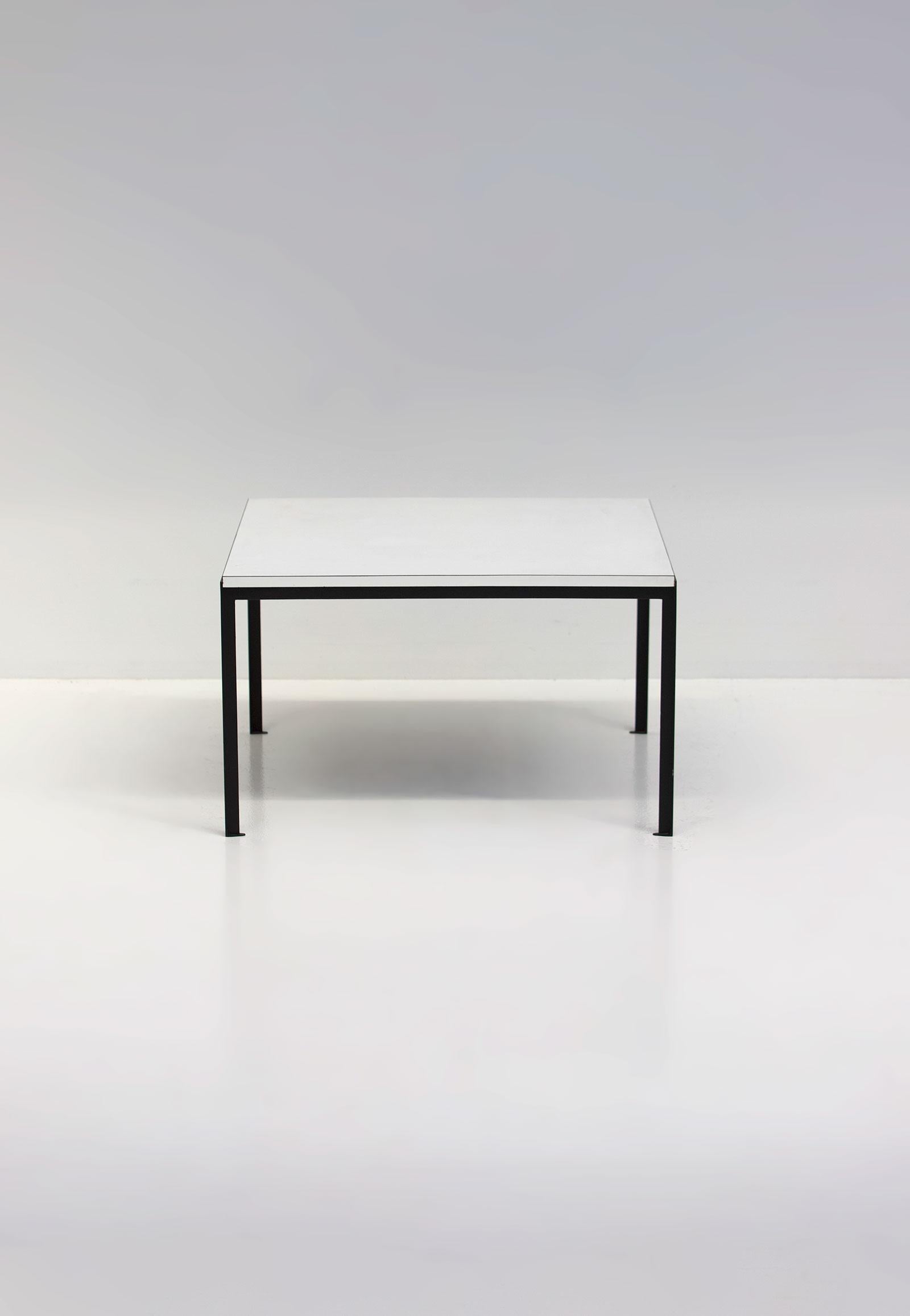 Früher Florence Knoll T-angle Beistelltisch, hergestellt von Knoll 1952. Der Tisch hat eine weiße Original-Laminatplatte und ein Untergestell aus Edelstahl. Ein schönes Beispiel für klassisches modernistisches Design. Der Tisch befindet sich in