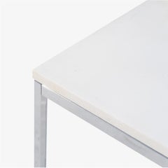 Mesa auxiliar Florence Knoll con tapa de mármol blanco