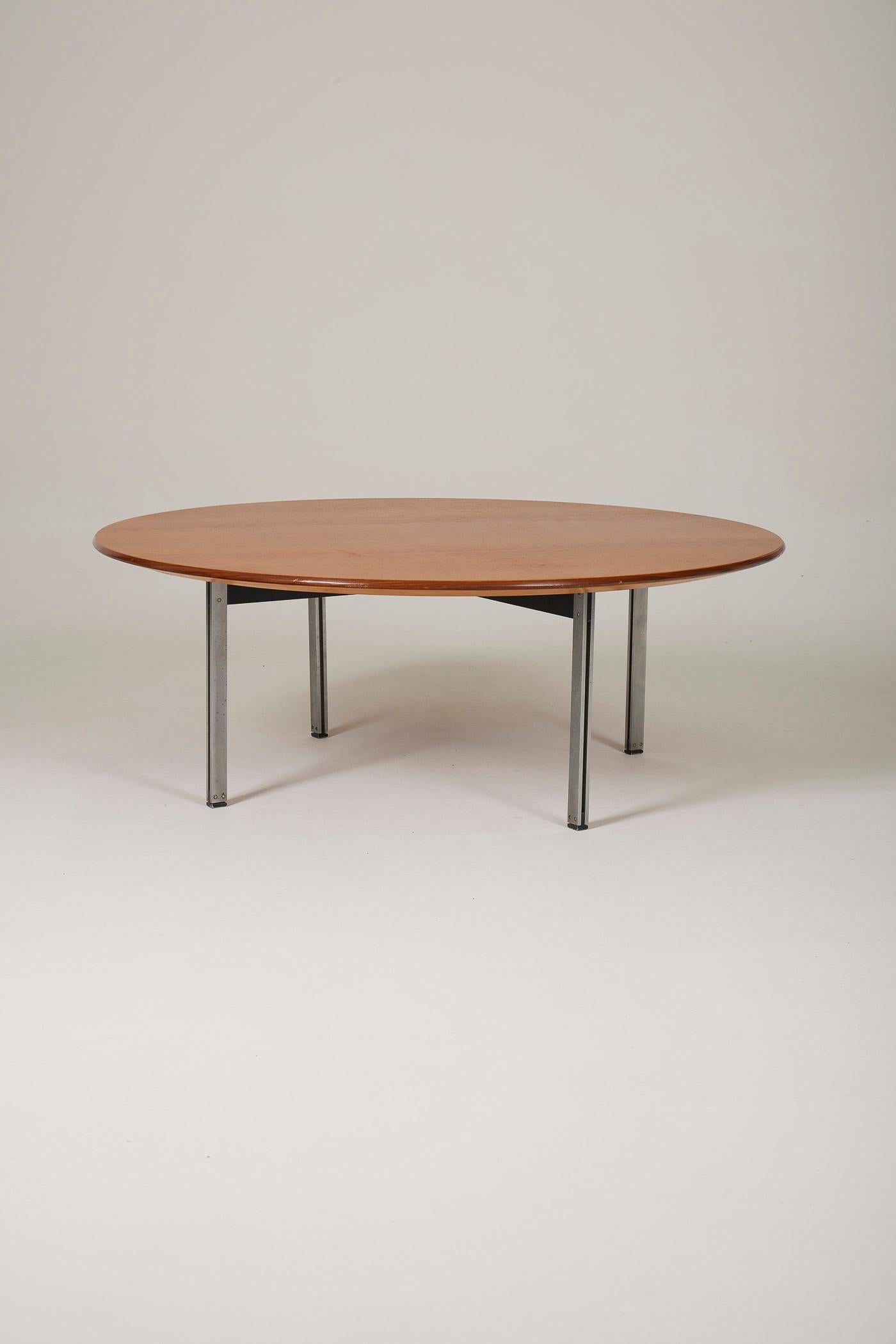 Couchtisch aus der Parallel Bar Collection der Designerin Florence Knoll für Knoll International, 1950er Jahre. Dieser Couchtisch hat eine runde Platte aus Walnussholz, die von vier gebürsteten Metallbeinen getragen wird. Es ist in sehr gutem