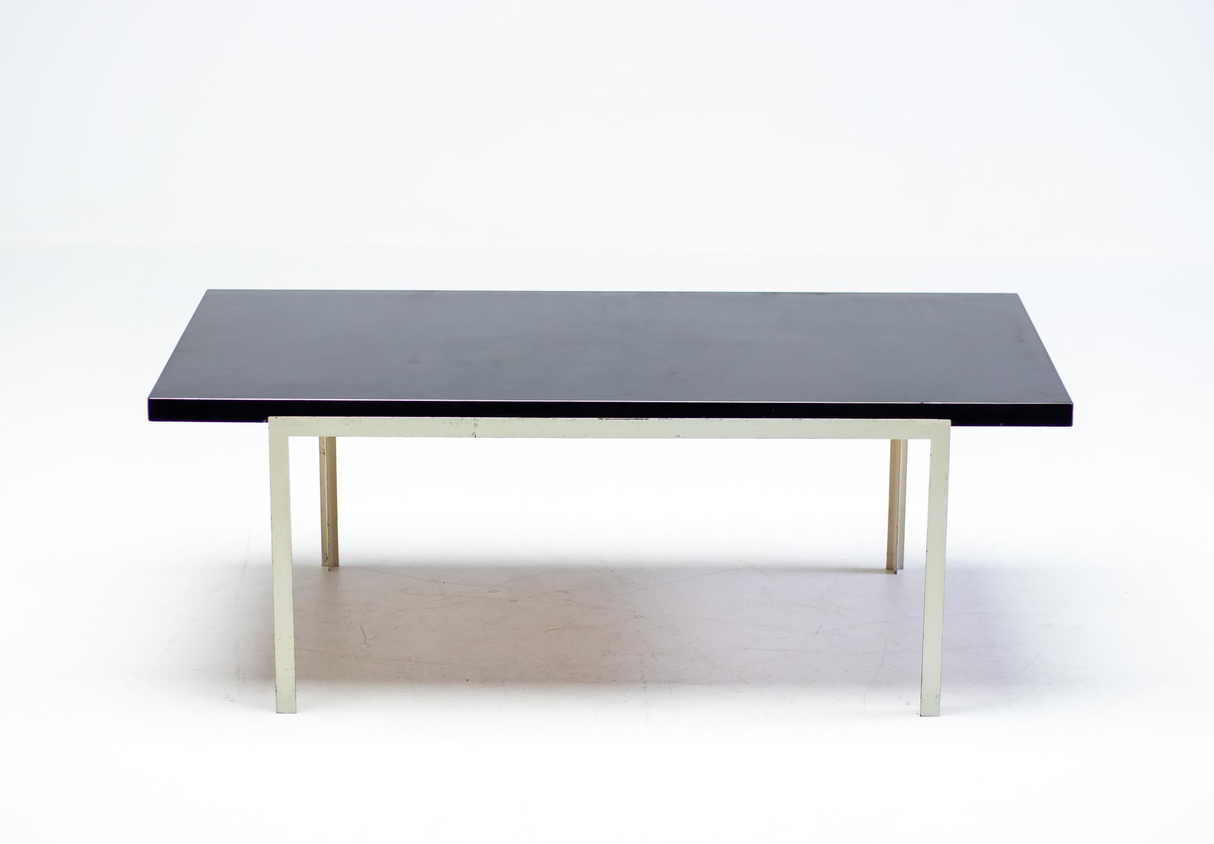 Rare table basse Florence Steele pour Knoll International en acier émaillé blanc et stratifié noir.
Signé avec l'étiquette du fabricant en dessous.

Littérature : Knoll Furniture : 1938-1960, Rouland et Rouland, p. 110.

Florence Knoll, figure