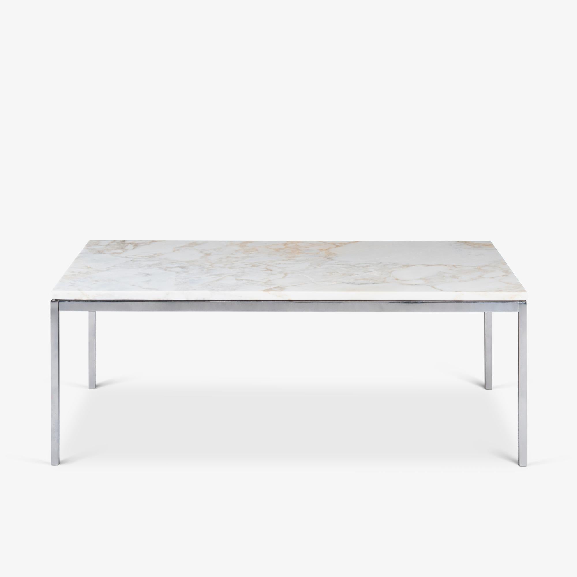 L'impact profond de Florence Knoll sur le design du milieu du siècle est évident dans chaque meuble qui porte son nom, y compris cette célèbre table basse Florence Knoll. Pionnier du design d'intérieur commercial, Knoll a fondé la 