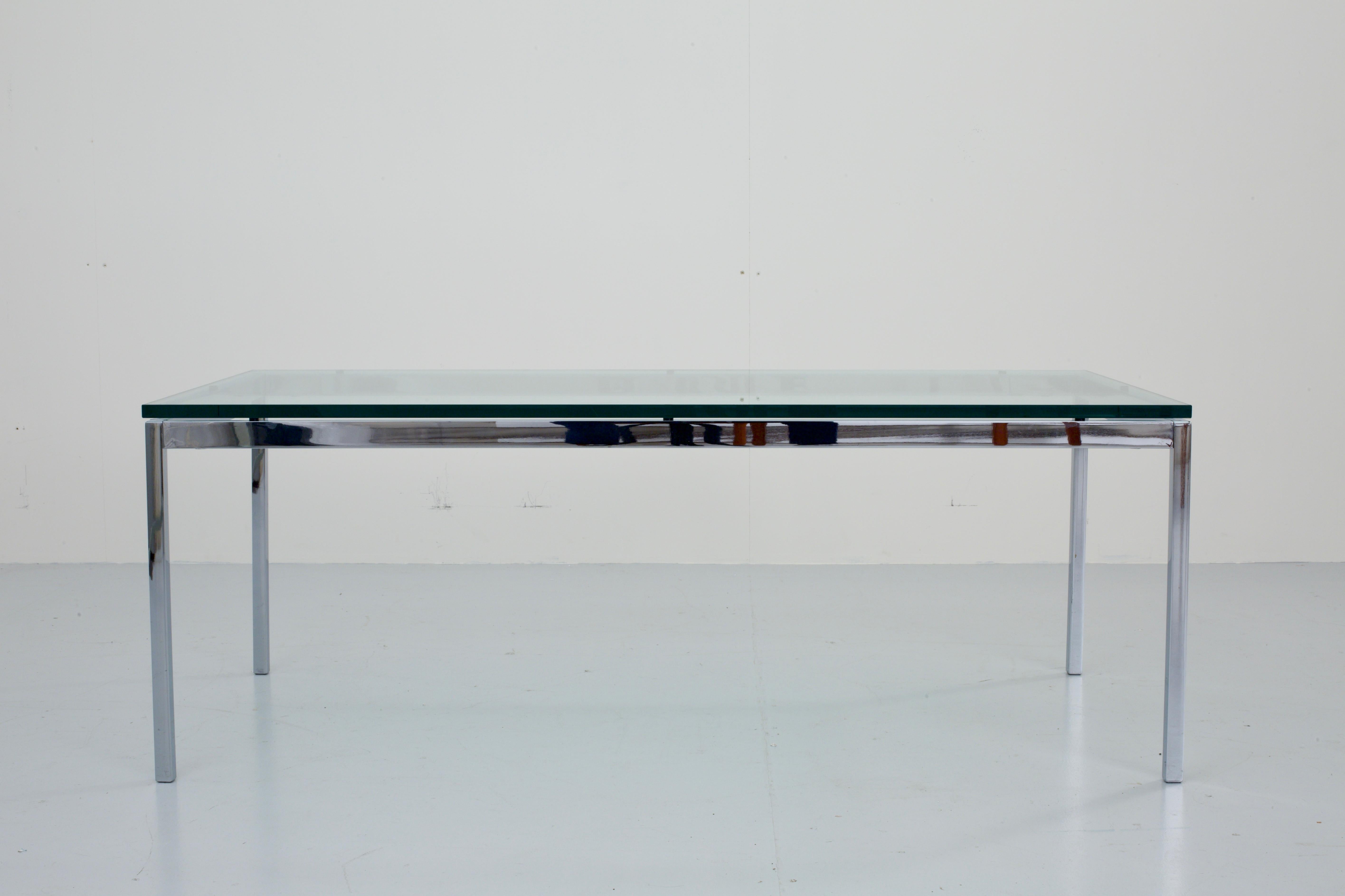 This coffee table was designed by the famous American designer Florence Knoll (1917-2019). Florence Knoll was based in the U.S. with the design agency 'Knoll International'. The table top is made of very clear crystal glass, which makes the coffee