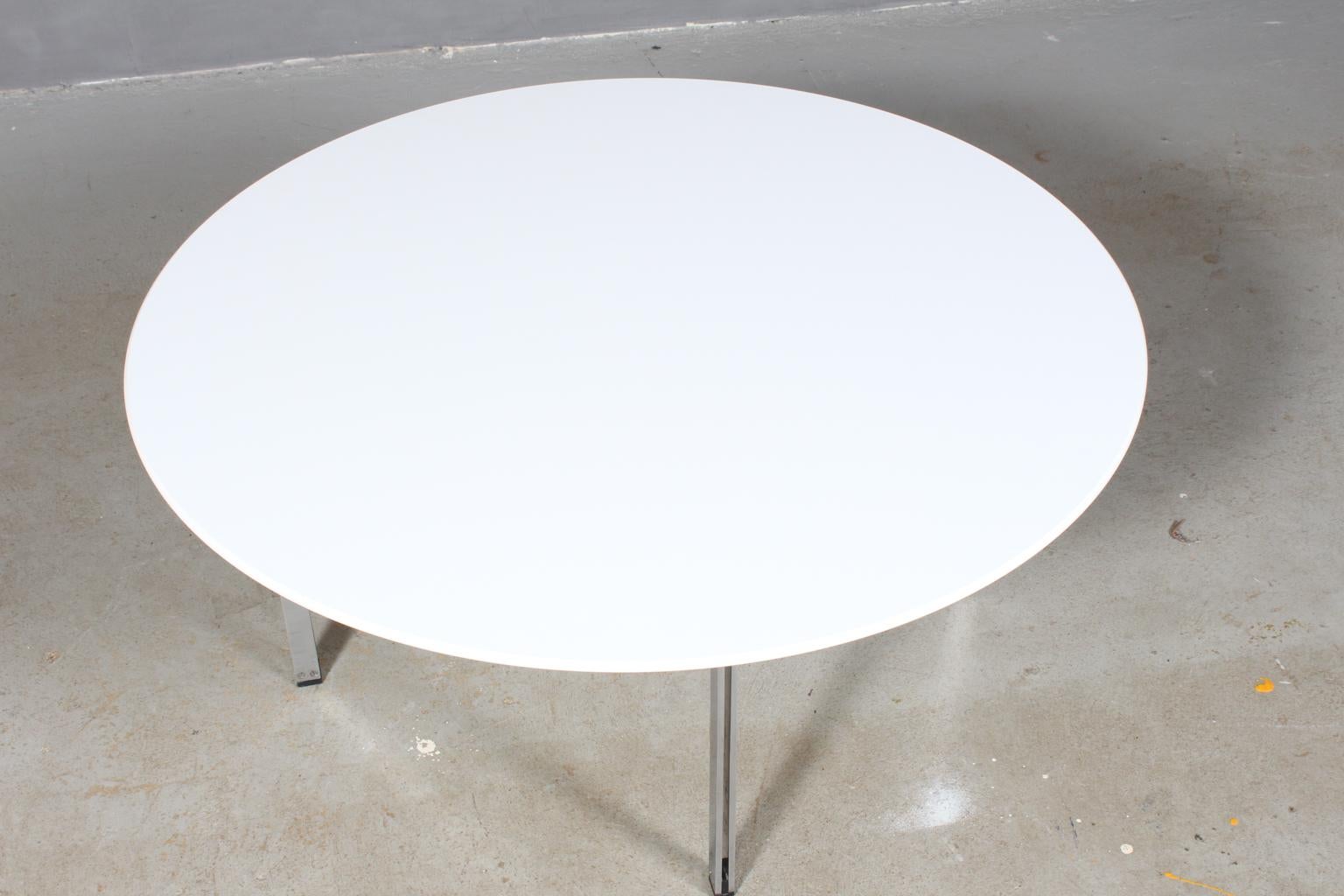 Florence Knoll coffee table. Newer original plate, white laminate.

Frame of steel.

Model Parallel Bar, Knoll international.