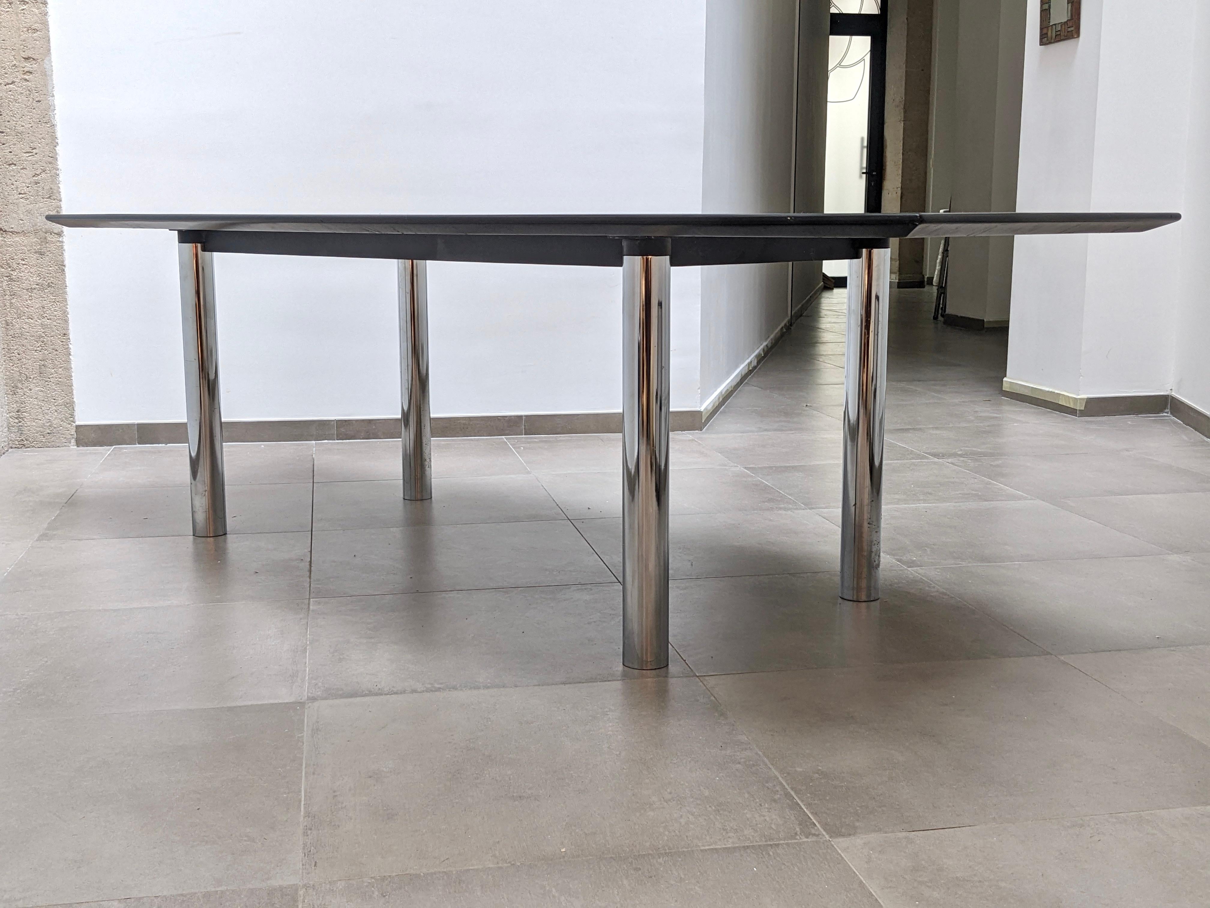 Florence Knoll conference table

circa 1970
Good condition. Used condition. Some scratches on the top and traces of shocks on the edges of the top (see pictures).
Table in the shape of a 
